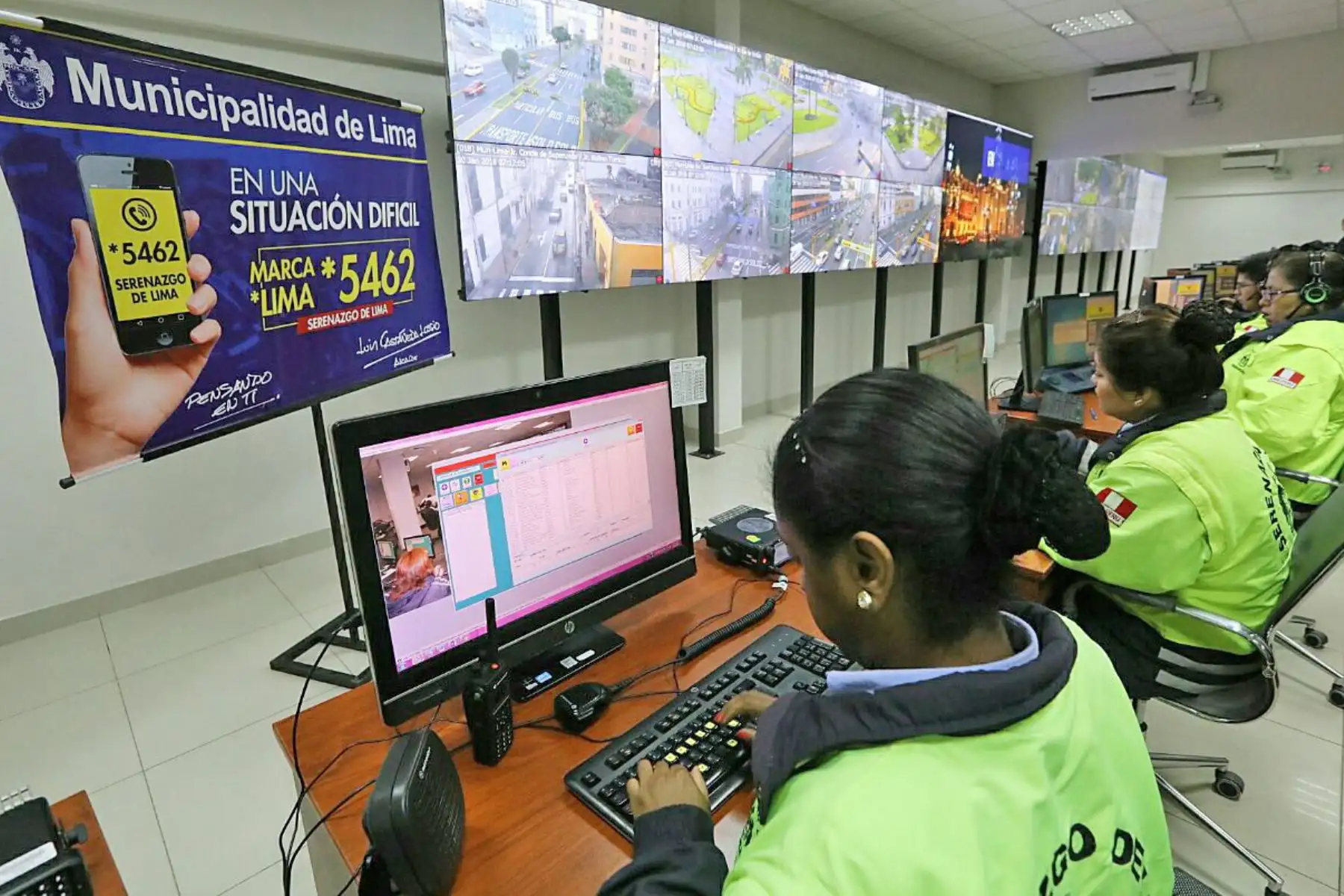 La Municipalidad de Lima puso en funcionamiento el * 5462, un número telefónico directo mediante el cual cualquier vecino podrá comunicarse gratuitamente con el Serenazgo de Lima y solicitar el apoyo marcando la nomenclatura corta desde un teléfono fijo o móvil y sin importar el operador o empresa telefónica del cual lo haga.Foto:ANDINA/Difusión