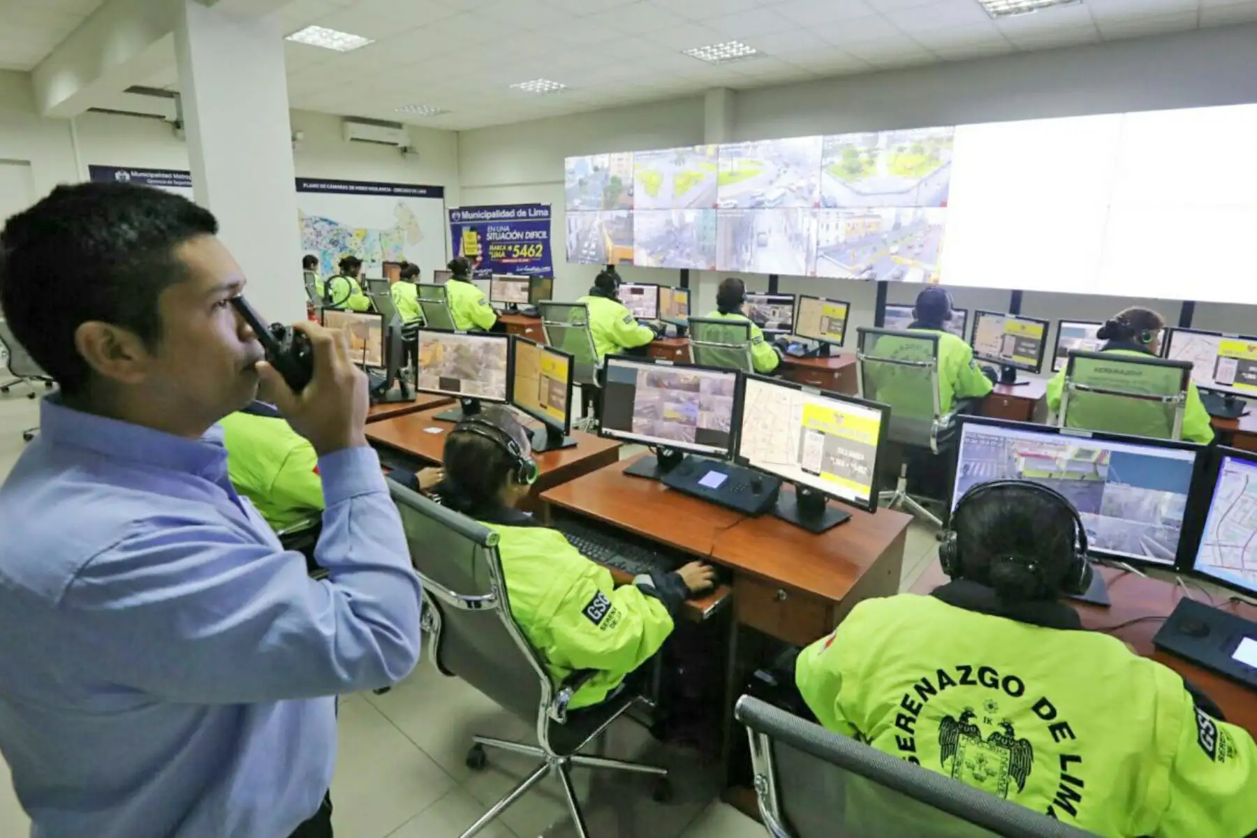 La Municipalidad de Lima puso en funcionamiento el * 5462, un número telefónico directo mediante el cual cualquier vecino podrá comunicarse gratuitamente con el Serenazgo de Lima y solicitar el apoyo marcando la nomenclatura corta desde un teléfono fijo o móvil y sin importar el operador o empresa telefónica del cual lo haga.Foto:ANDINA/Difusión