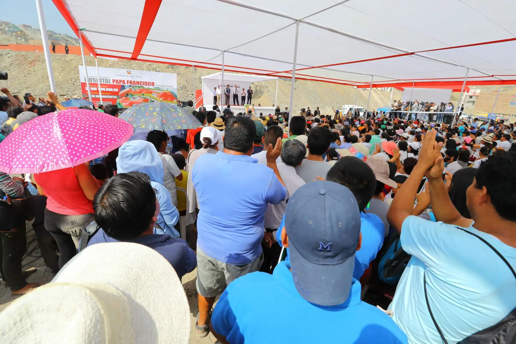LIMA-PERÚ-ENERO-30. Jefe de Estado Pedro Pablo Kuczynski, hizo entrega de terrenos donde se construirá el Hospital “Papa Francisco”, en Manchay, Pachacámac.Foto:ANDINA/ Prensa Presidencia