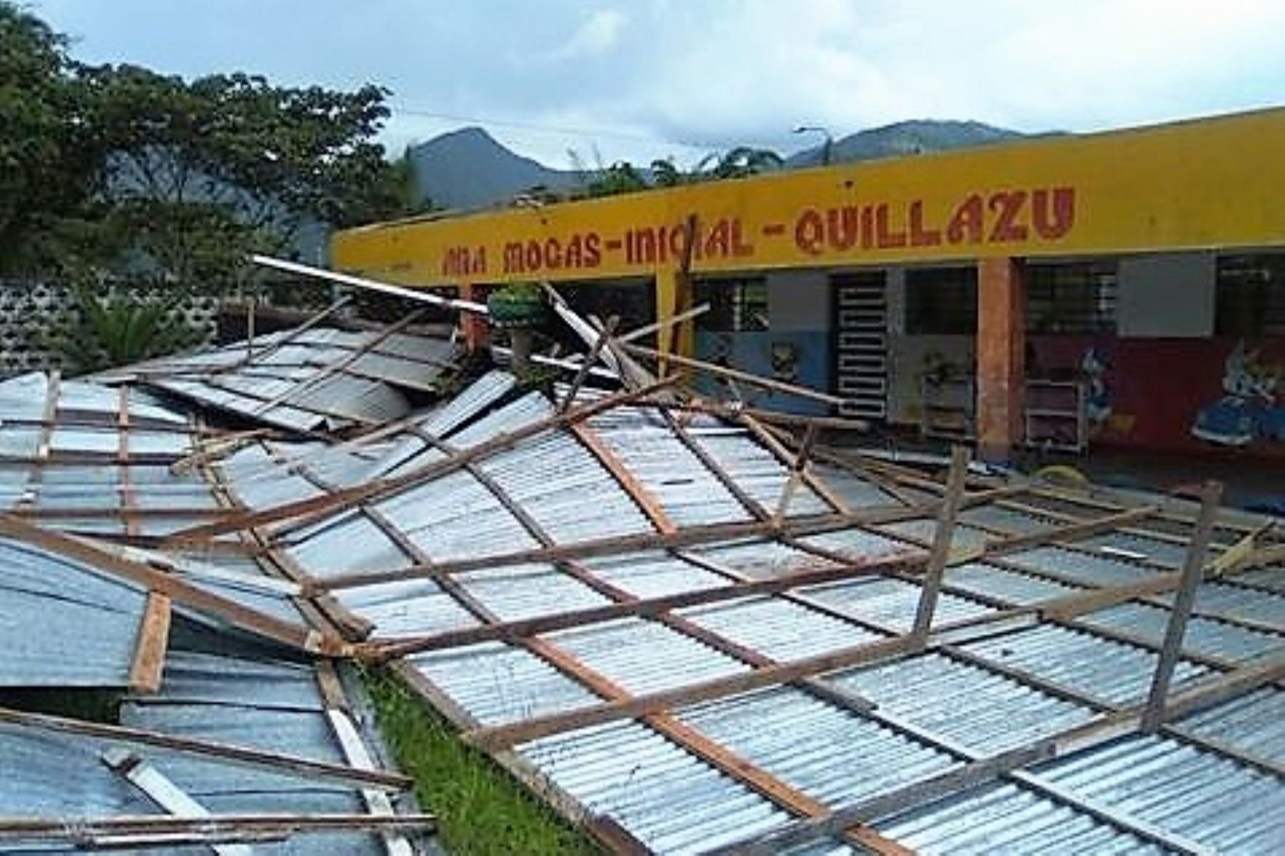Vientos fuertes causan daños en techo de colegio en Oxapampa, en Pasco. ANDINA