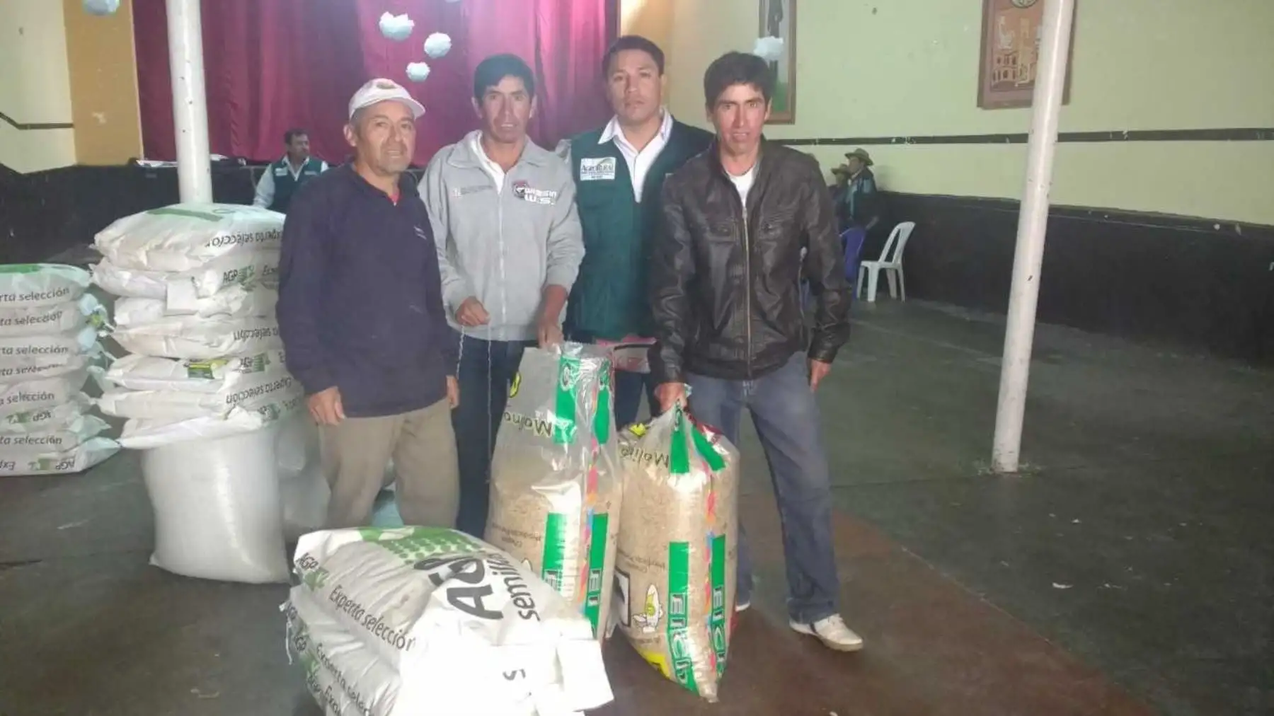 El Ministerio de Agricultura y Riego (Minagri), a través de Agro Rural, entregó 3 toneladas y media de semillas de pastos a 17 organizaciones campesinas de la provincia de Santiago de Chuco, región La Libertad, con el objetivo de asegurar la alimentación de su ganado y evitar que las heladas les afecten.
