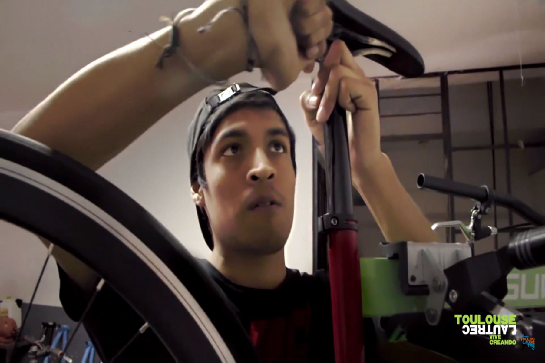 Estudiantes peruanos construyen bicicletas con partes de autos reciclados. Foto: Difusión.