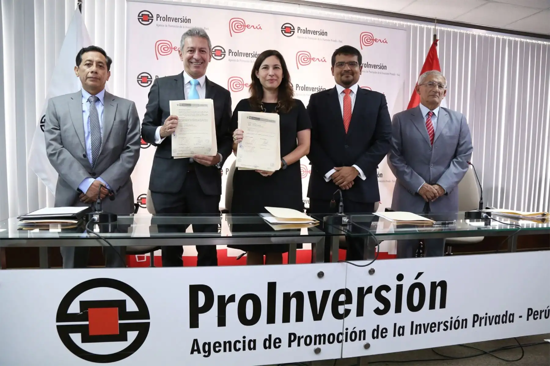 Suscripción del contrato de concesión de líneas de transmisión eléctrica MEM y Consorcio Transmantaro. Foto: Cortesía.