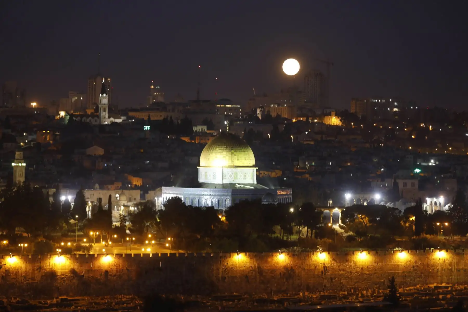 La luna se pone detrás de la ciudad de Jerusalén. Foto: AFP