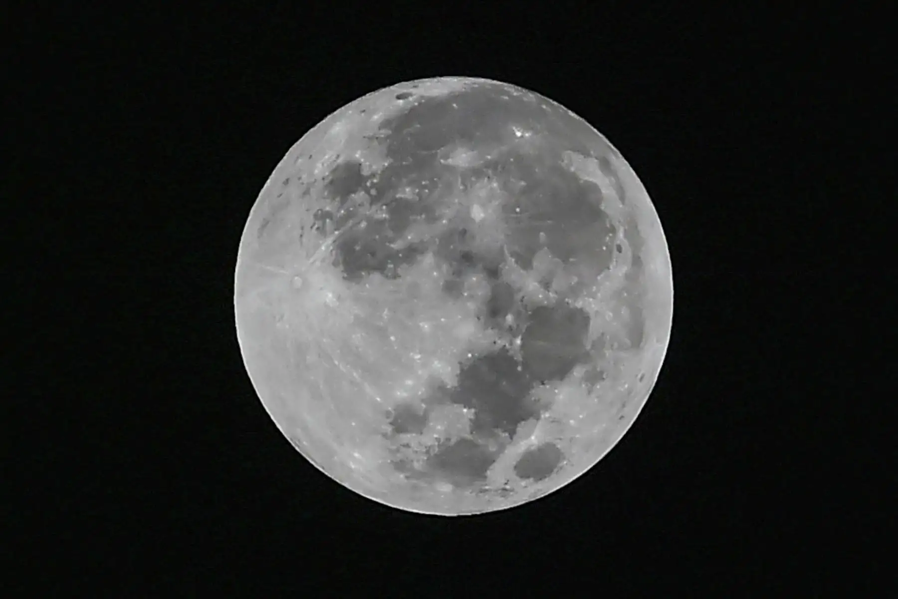 Vista de luna llena desde Cali, Colombia. Foto: AFP