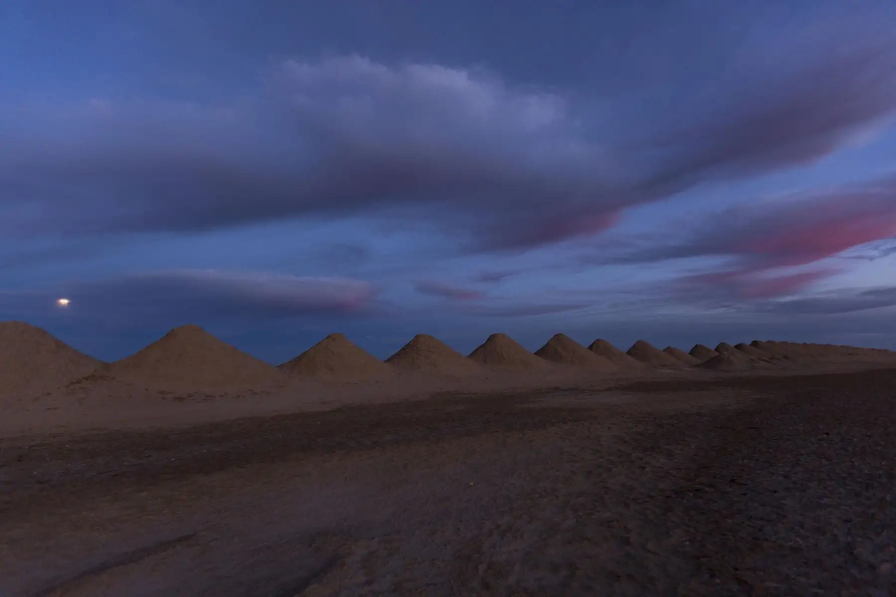 La luna antes del amanecer en California. Foto: AFP