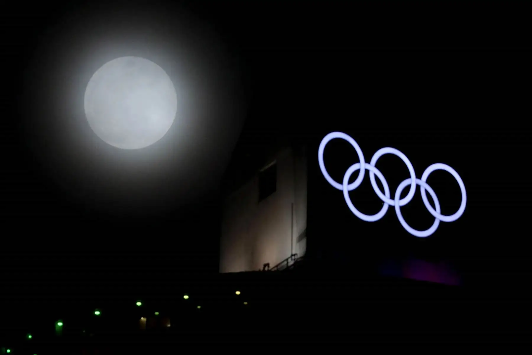La luna se levanta detrás de los anillos olímpicos en Pyeongchang. Foto: AFP