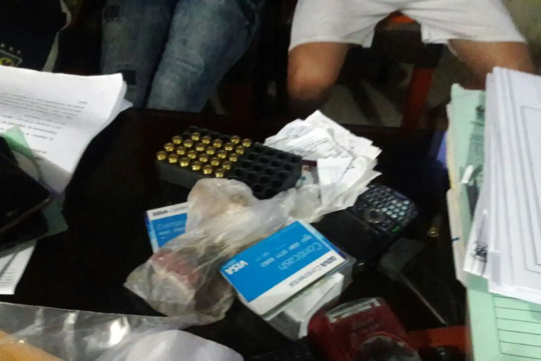 Policía y Fiscalía hallaron tarjetas de crédito, dinero en efectivos y documentos a organización criminal. Foto: ANDINA/ MININTER