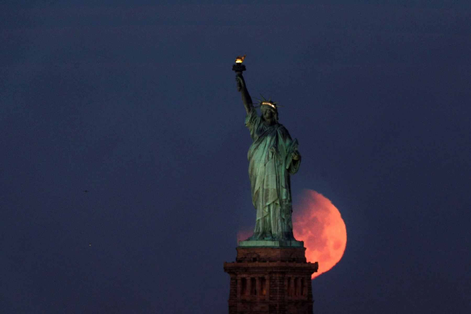 31/01/2018   El eclipse lunar denominado "superluna azul de sangre", en Nueva York. Foto: EFE.
