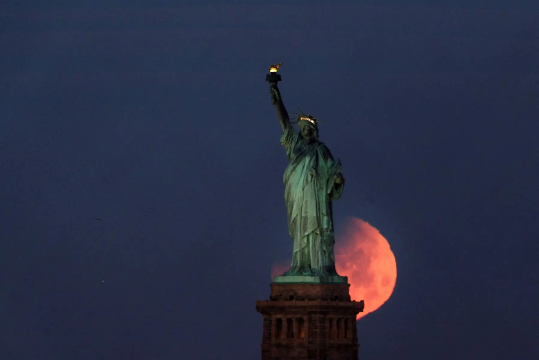 31/01/2018   El eclipse lunar denominado "superluna azul de sangre", en Nueva York. Foto: EFE.