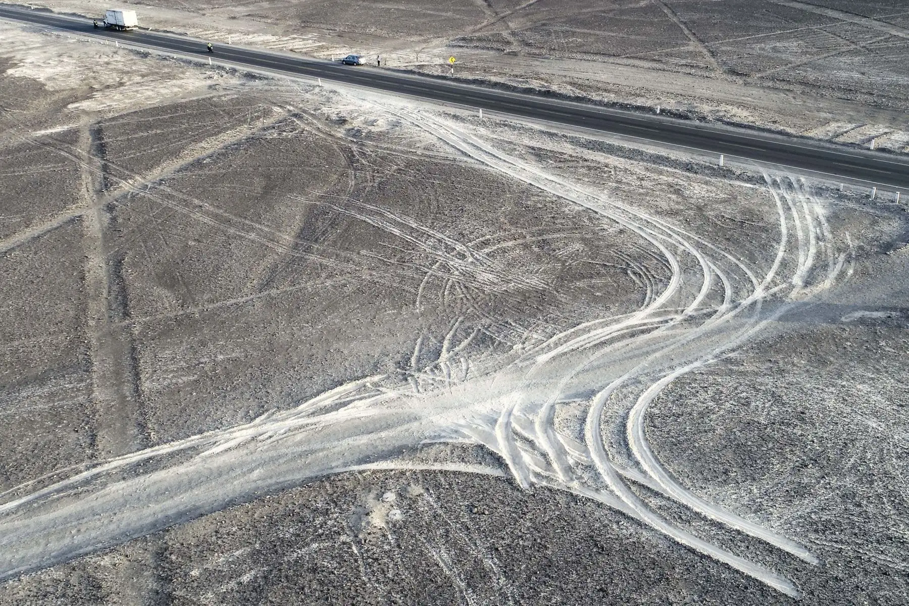 Tomas aéreas con un drone donde se observa las huellas provocados por un camión en la pampa y parte de tres geoglifos en Nasca. Foto: Cortesía/ Genry Bautista