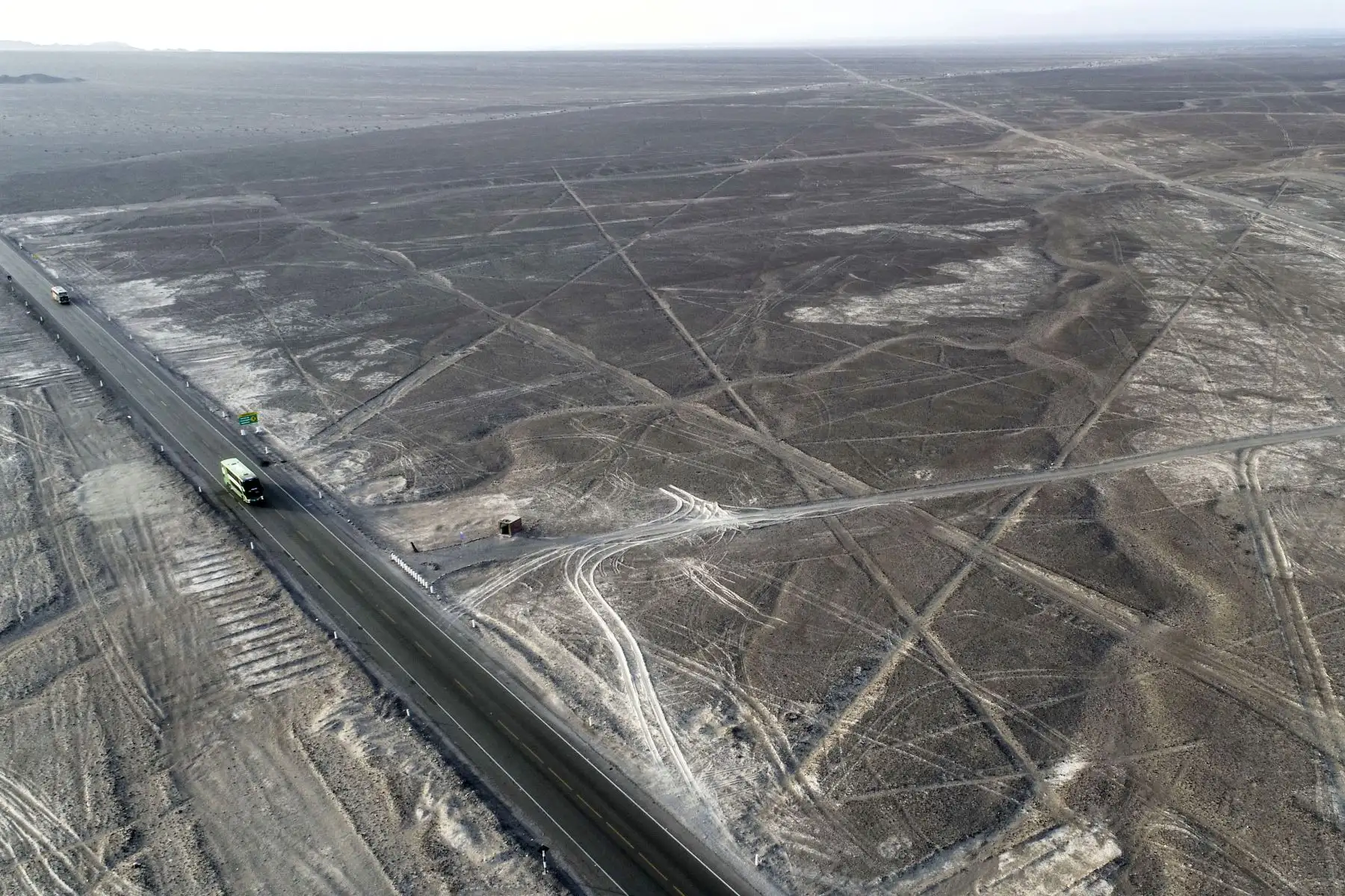 Indignación en Perú ante daños causados por camión en las líneas de Nasca. Foto: Cortesía.