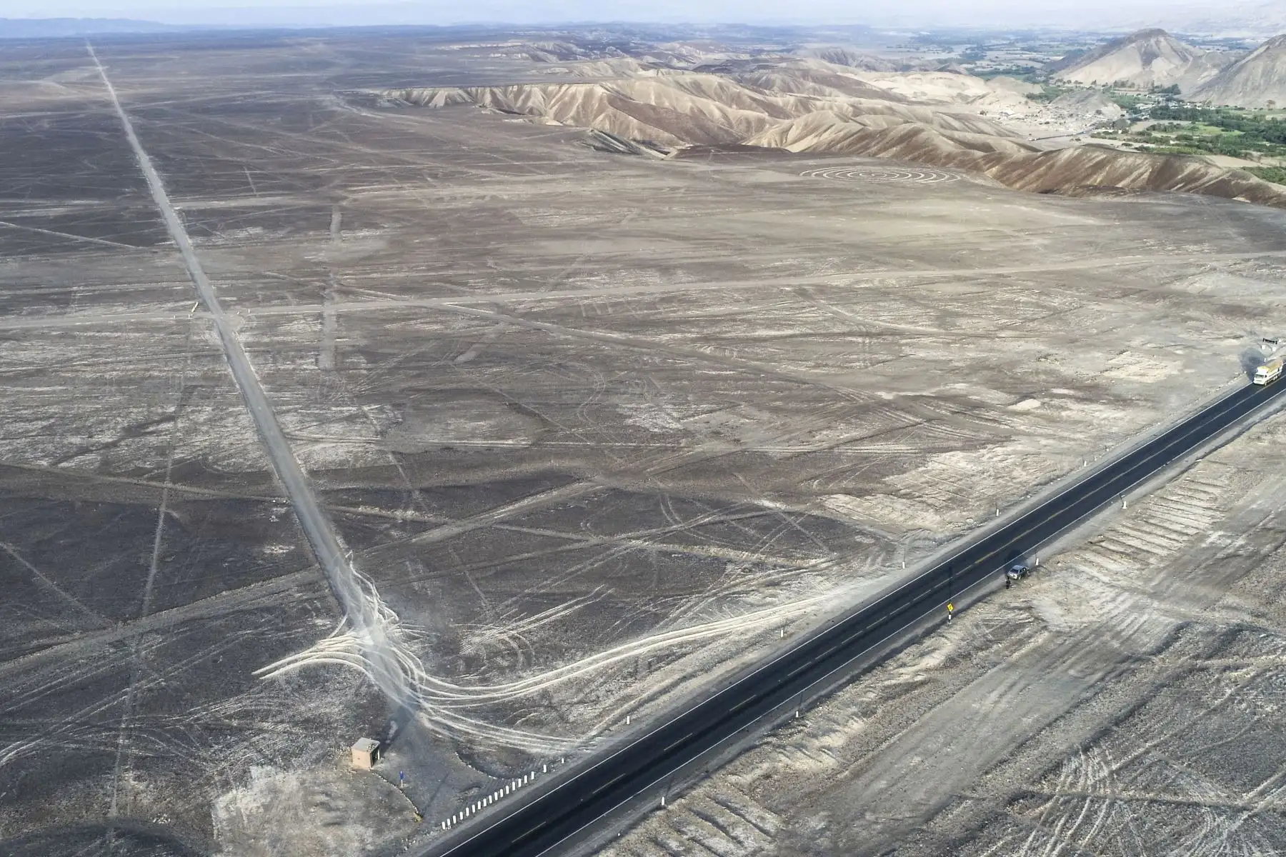 Tomas aéreas con un drone donde se observa las huellas provocados por un camión en la pampa y parte de tres geoglifos en Nasca. Foto: Cortesía/ Genry Bautista