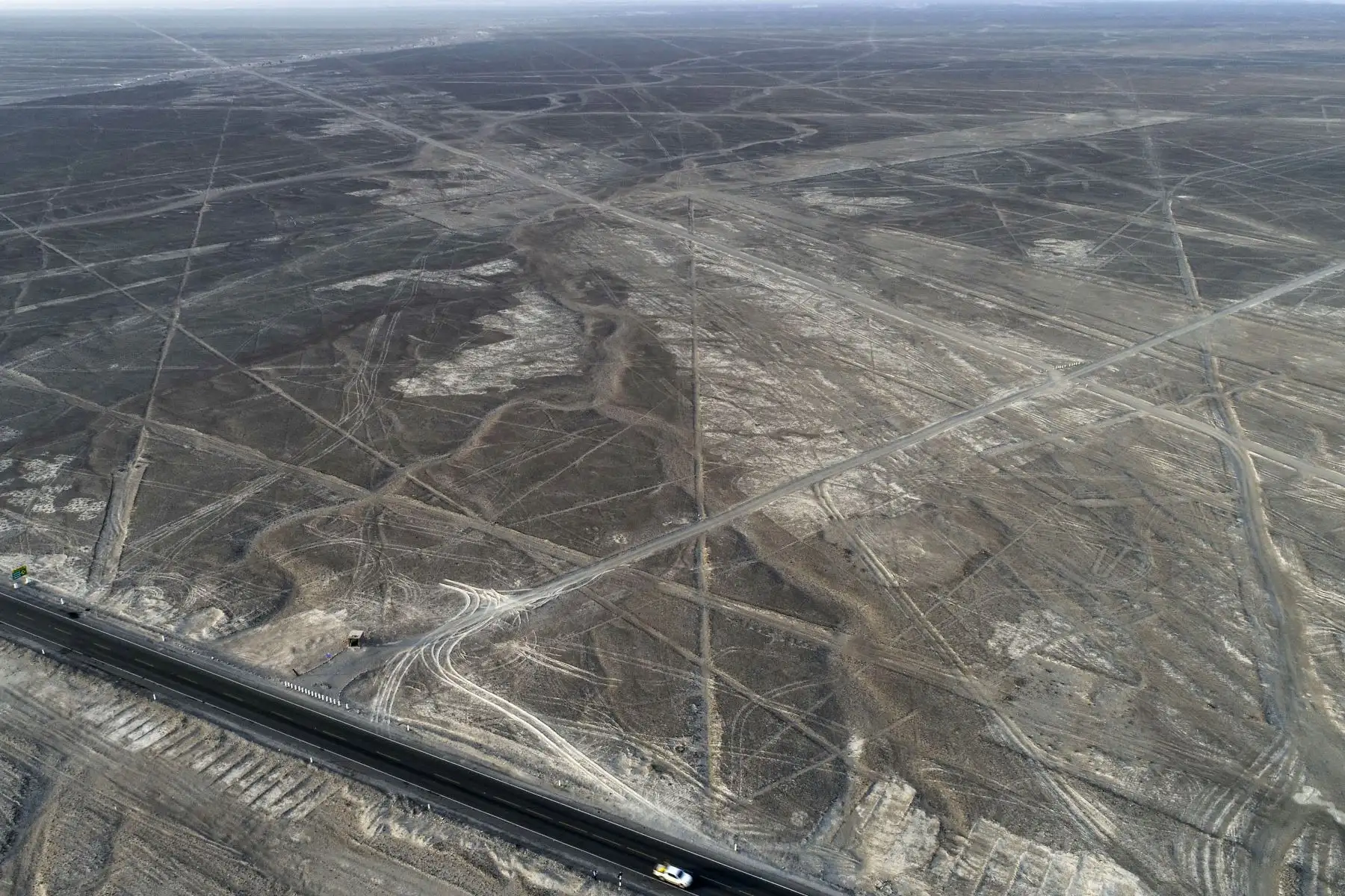 Tomas aéreas con un drone donde se observa las huellas provocados por un camión en la pampa y parte de tres geoglifos en Nasca. Foto: Cortesía/ Genry Bautista