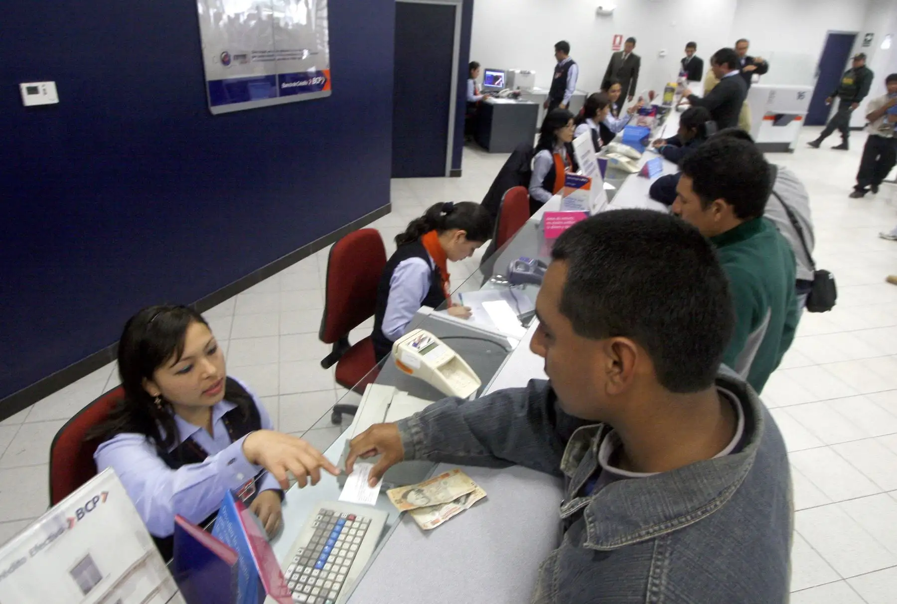 Organizarse y establecer un plazo de pago para cubrir la deuda. En este paso es importante acudir con la institución o empresa acreedora y acordar un plan de pagos.