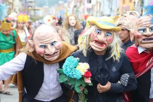 La ciudad de Huaraz se apresta a celebrar, después de dos años de suspensión debido a la emergencia sanitaria por la pandemia del covid-19, el apoteósico Carnaval Huaracino. Una tradicional festividad que congrega a toda la población local, a muchos visitantes y turistas que vivirán, del 3 al 25 de febrero próximo, un exultante reencuentro con la cultura y las costumbres en el corazón de los Andes ancashinos. ANDINA/Difusión