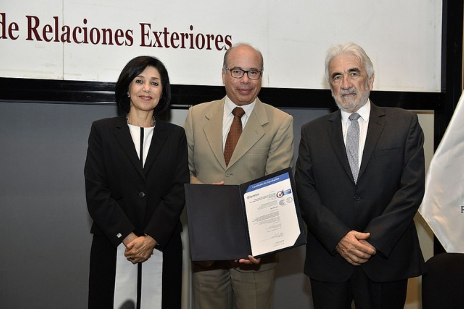 Embajador Eric Anderson (al centro) recibe certificado de calidad para la Dirección General de Promoción Económica. Foto: Cortesía.