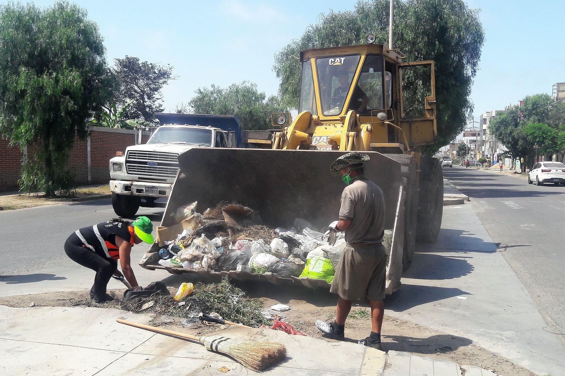 Brigadas se suman a labores de recojo de basura acumulada en Trujillo. ANDINA/Luis Puell