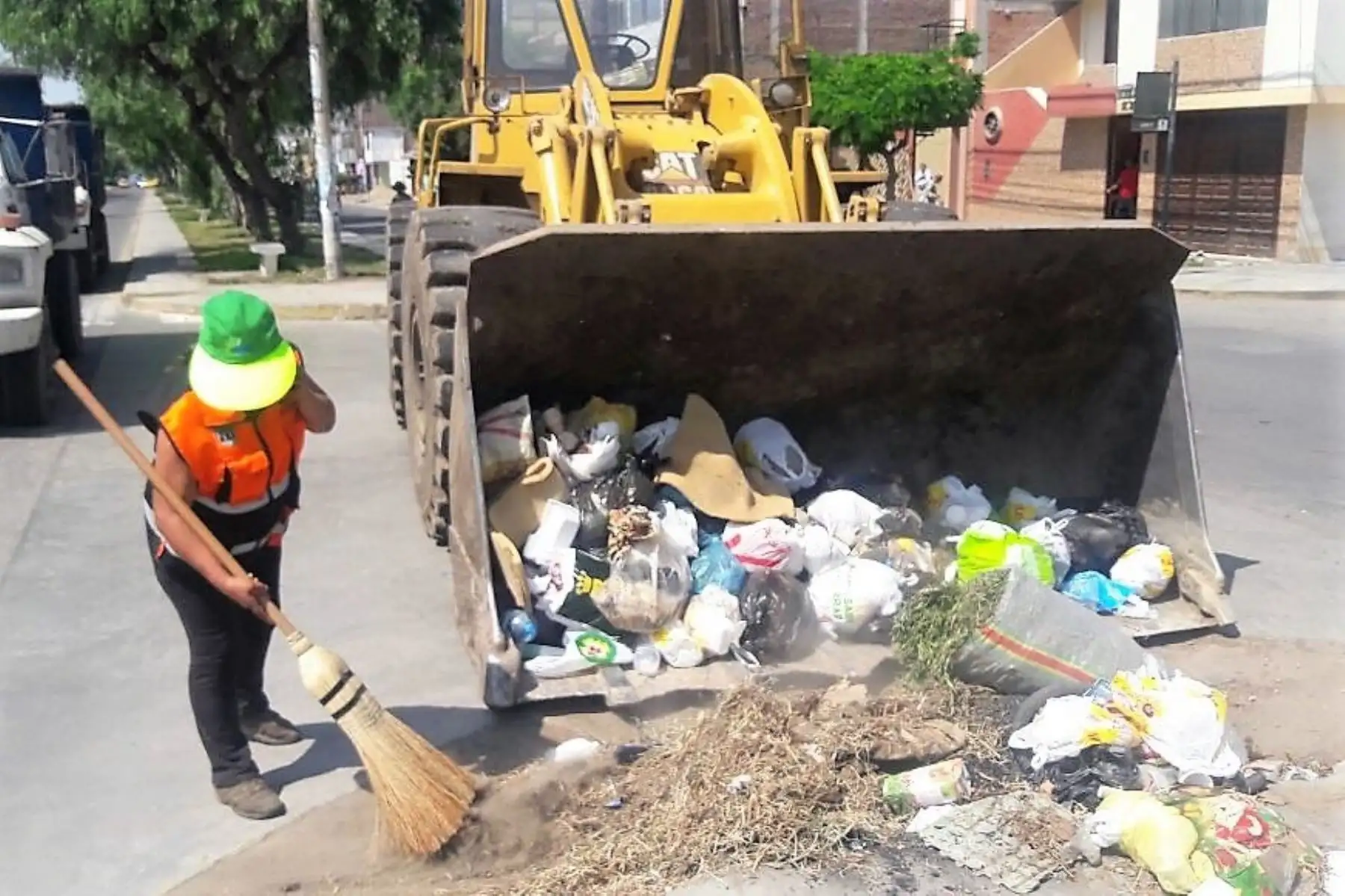 Personal de limpieza de la Municipalidad Provincial de Arequipa recogió esta madrugada alrededor de 57 toneladas de residuos sólidos de las calles del Centro Histórico, tras las celebraciones para recibir el Año Nuevo.ANDINA