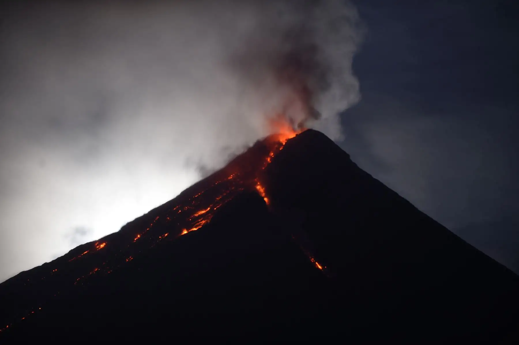 El volcán Mayón arroja ceniza cerca de la ciudad de Legazpi, en Filipinas. Foto: AFP