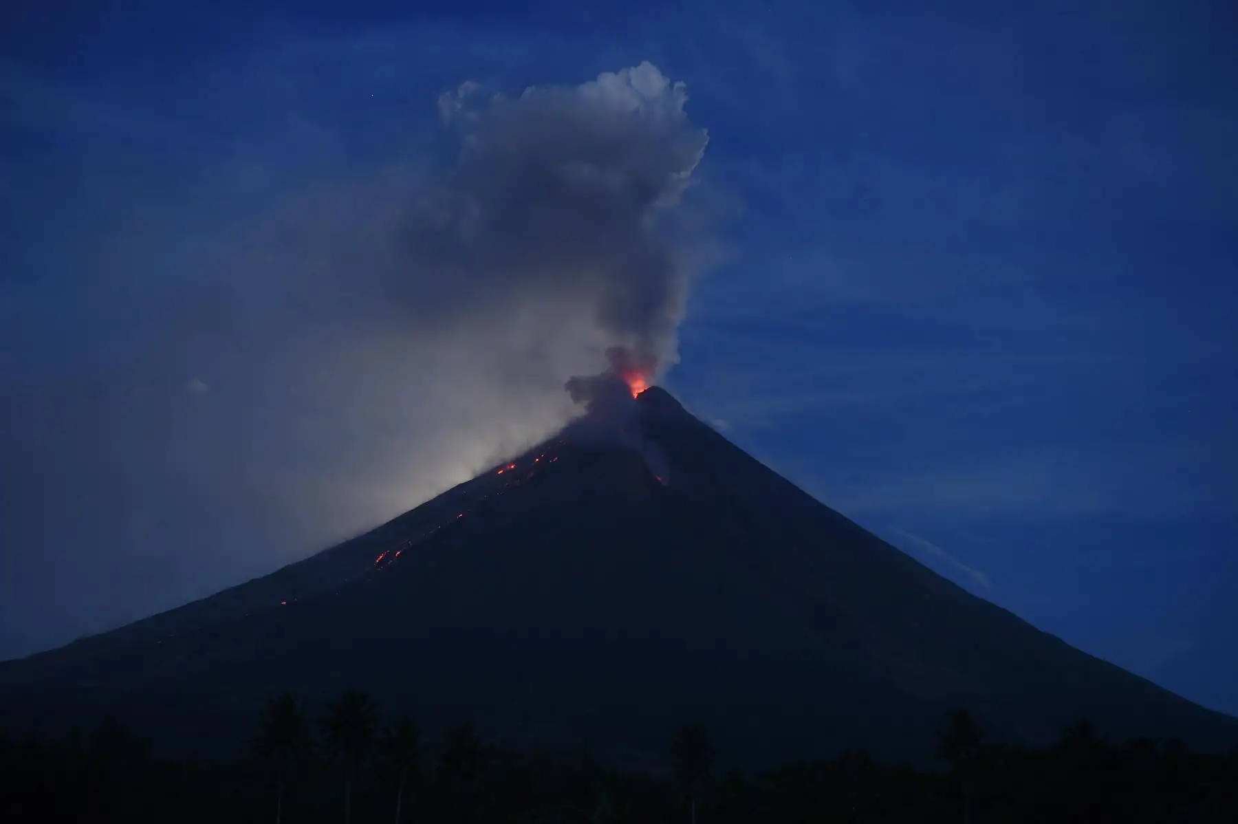 El volcán Mayón arroja ceniza cerca de la ciudad de Legazpi, en Filipinas. Foto: AFP