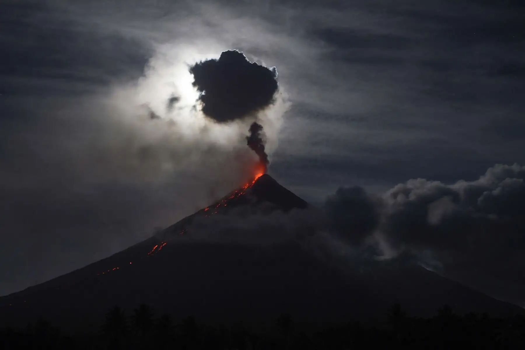 El volcán Mayón arroja ceniza cerca de la ciudad de Legazpi, en Filipinas. Foto: AFP