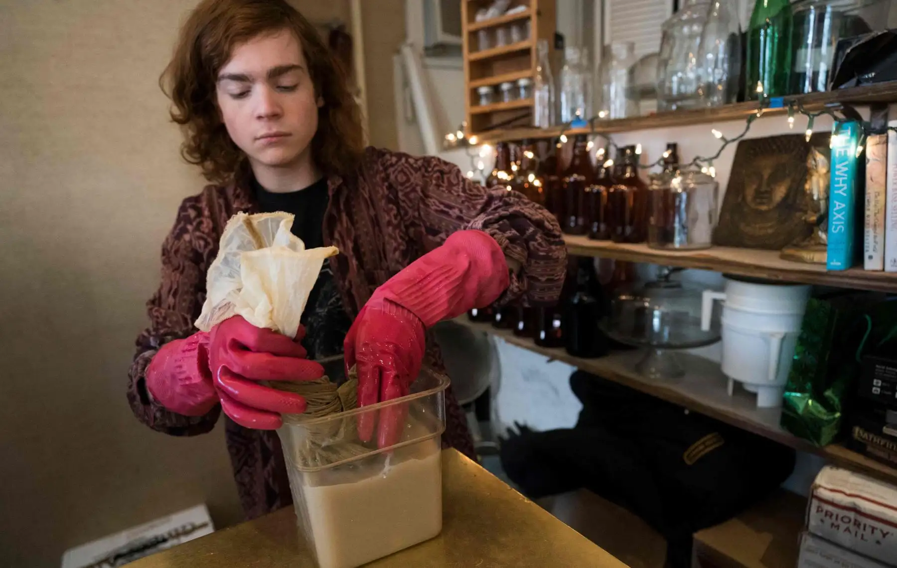 Alex Crawford amasando polvo Kava. Foto:AFP