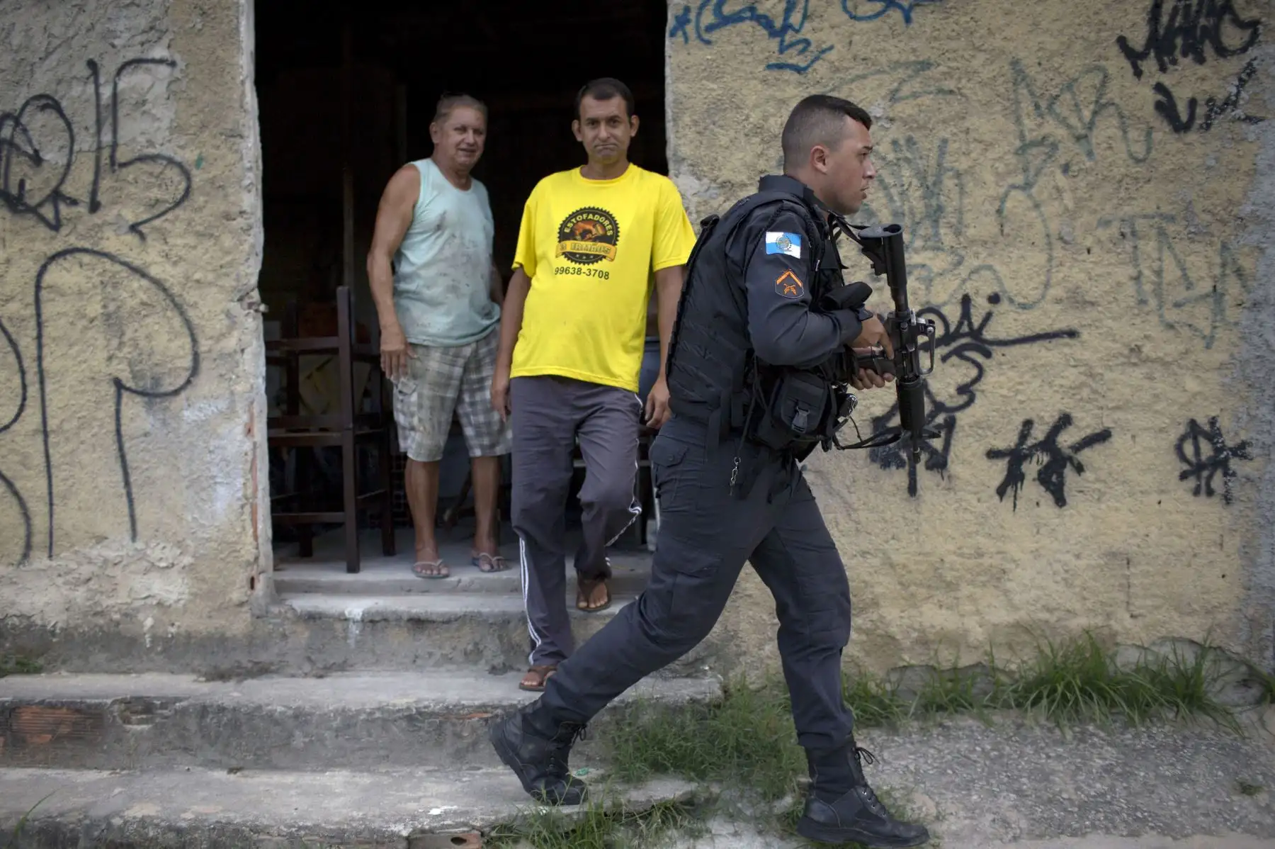 Policías y militares participan en un operativo en la favela Ciudad de Dios en Río de Janeiro. Foto: AFP