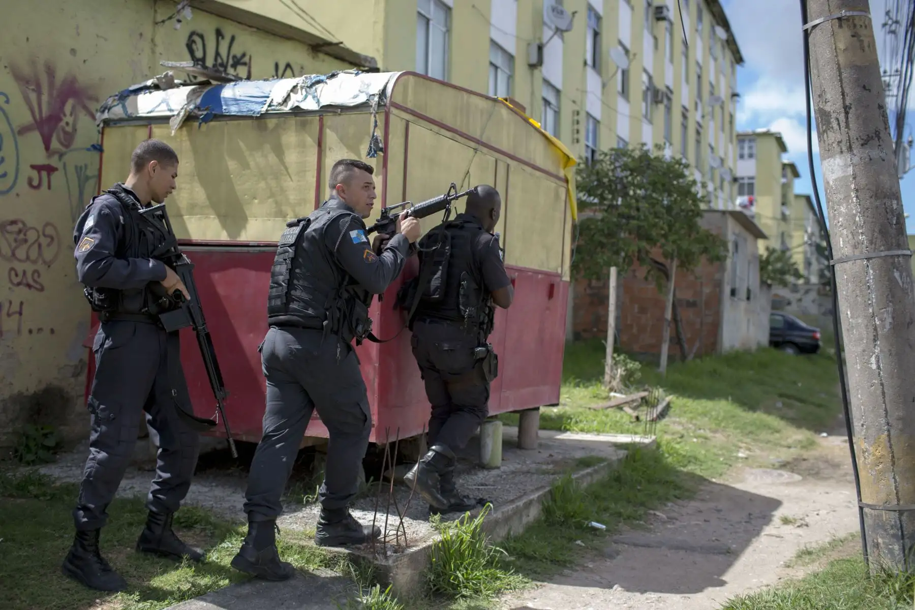 Policías y militares participan en un operativo en la favela Ciudad de Dios en Río de Janeiro. Foto: AFP