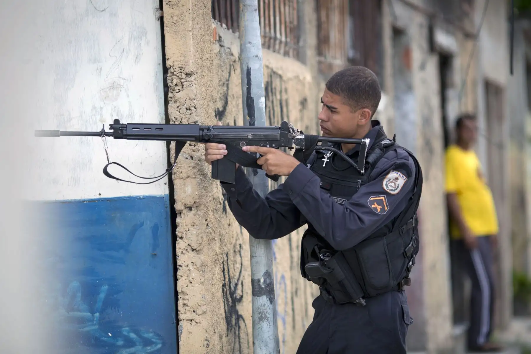 Policías y militares participan en un operativo en la favela Ciudad de Dios en Río de Janeiro. Foto: AFP