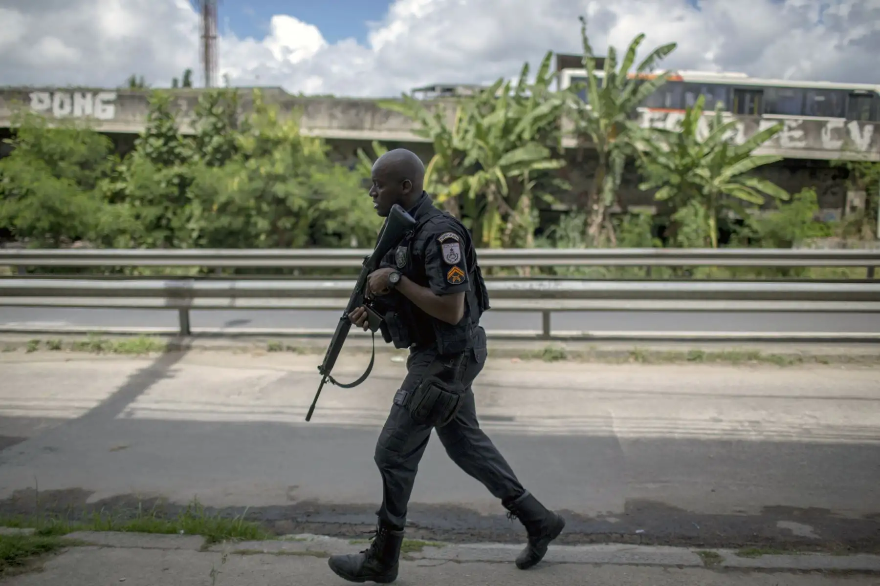 Policías y militares participan en un operativo en la favela Ciudad de Dios en Río de Janeiro. Foto: AFP