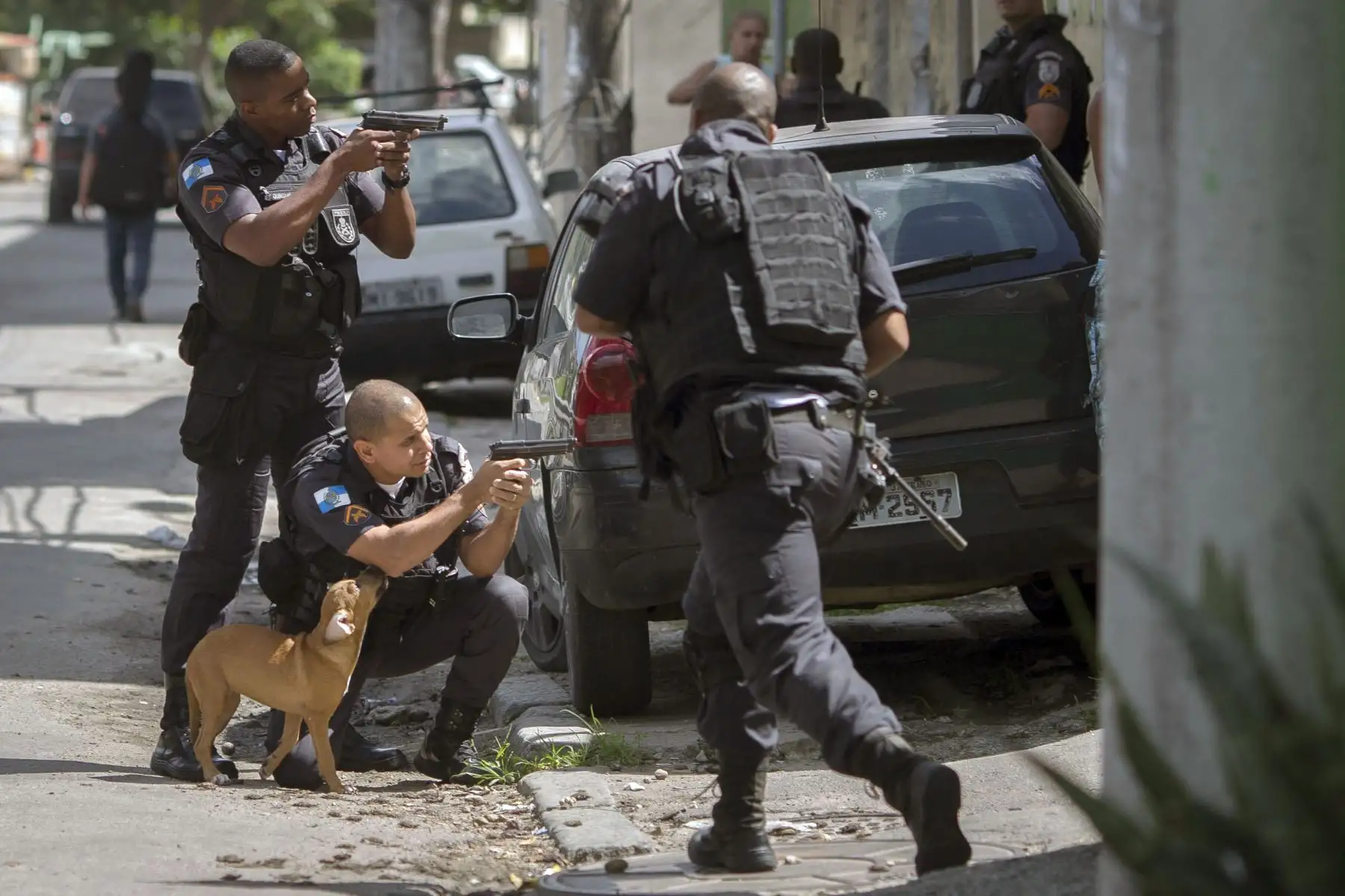 Policías y militares participan en un operativo en la favela Ciudad de Dios en Río de Janeiro. Foto: AFP