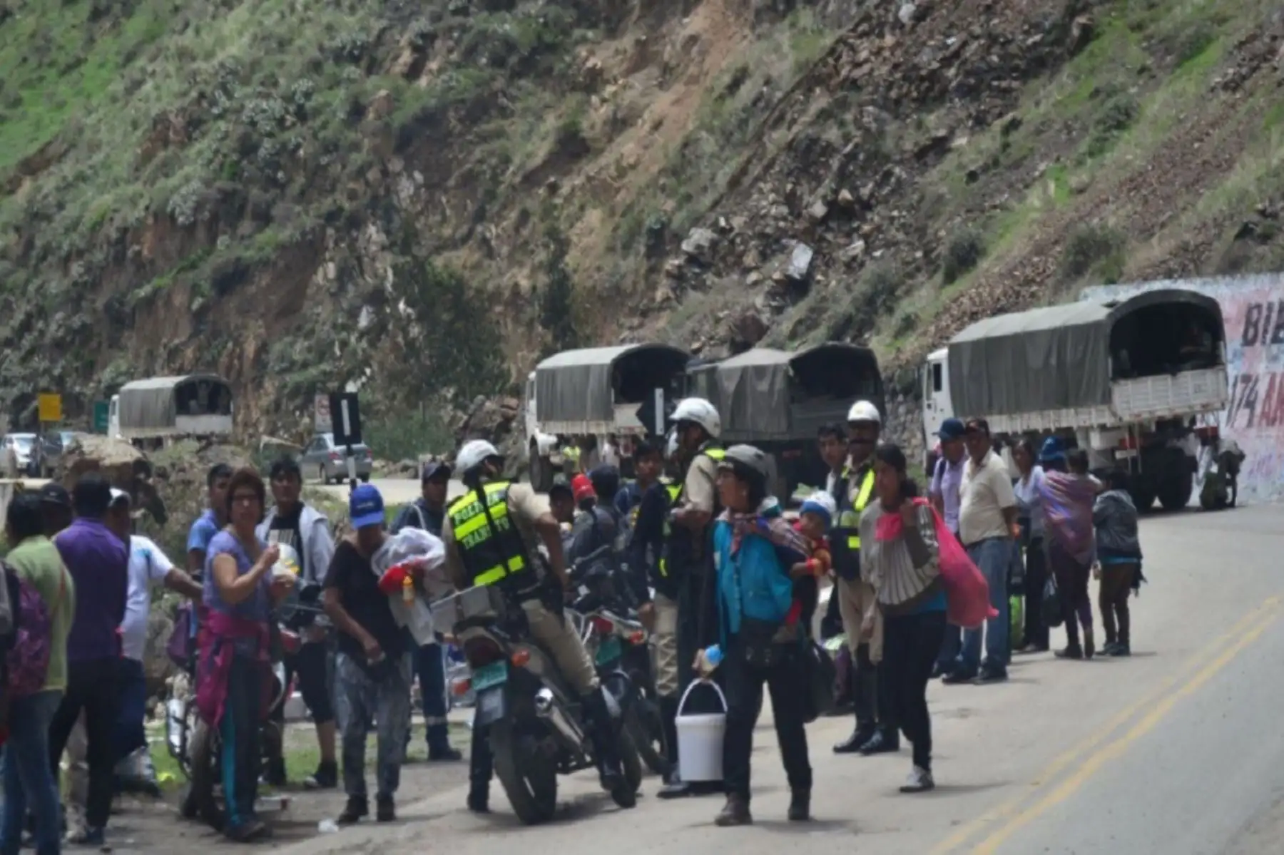 Policía de Carreteras brinda apoyo a personas varadas en la Carretera Central, ante protesta de productores de papa.