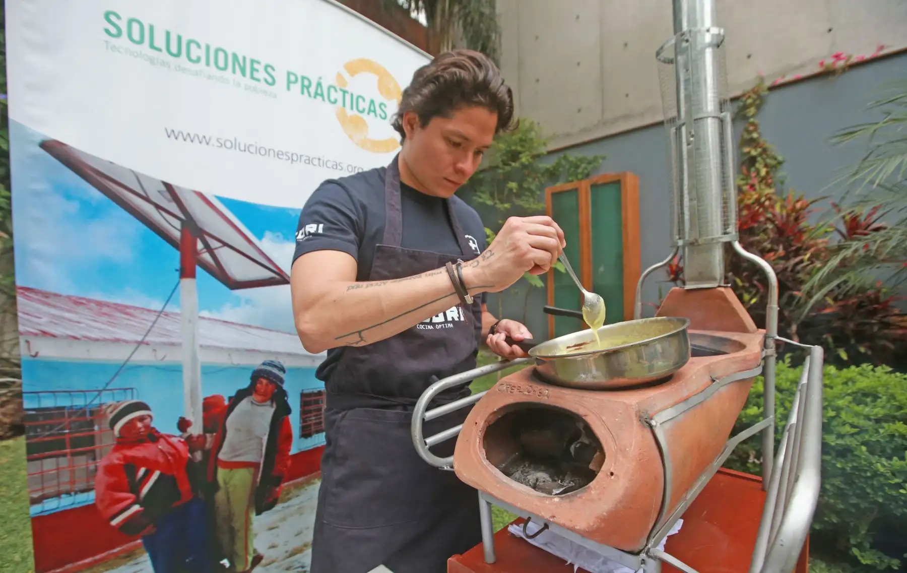 LIMA-PERÚ-FEBRERO-01. El chef peruano Palmiro Ocampo presenta cocinas mejoradas que evitan uso de la leña. Foto: ANDINA/Jhony Laurente