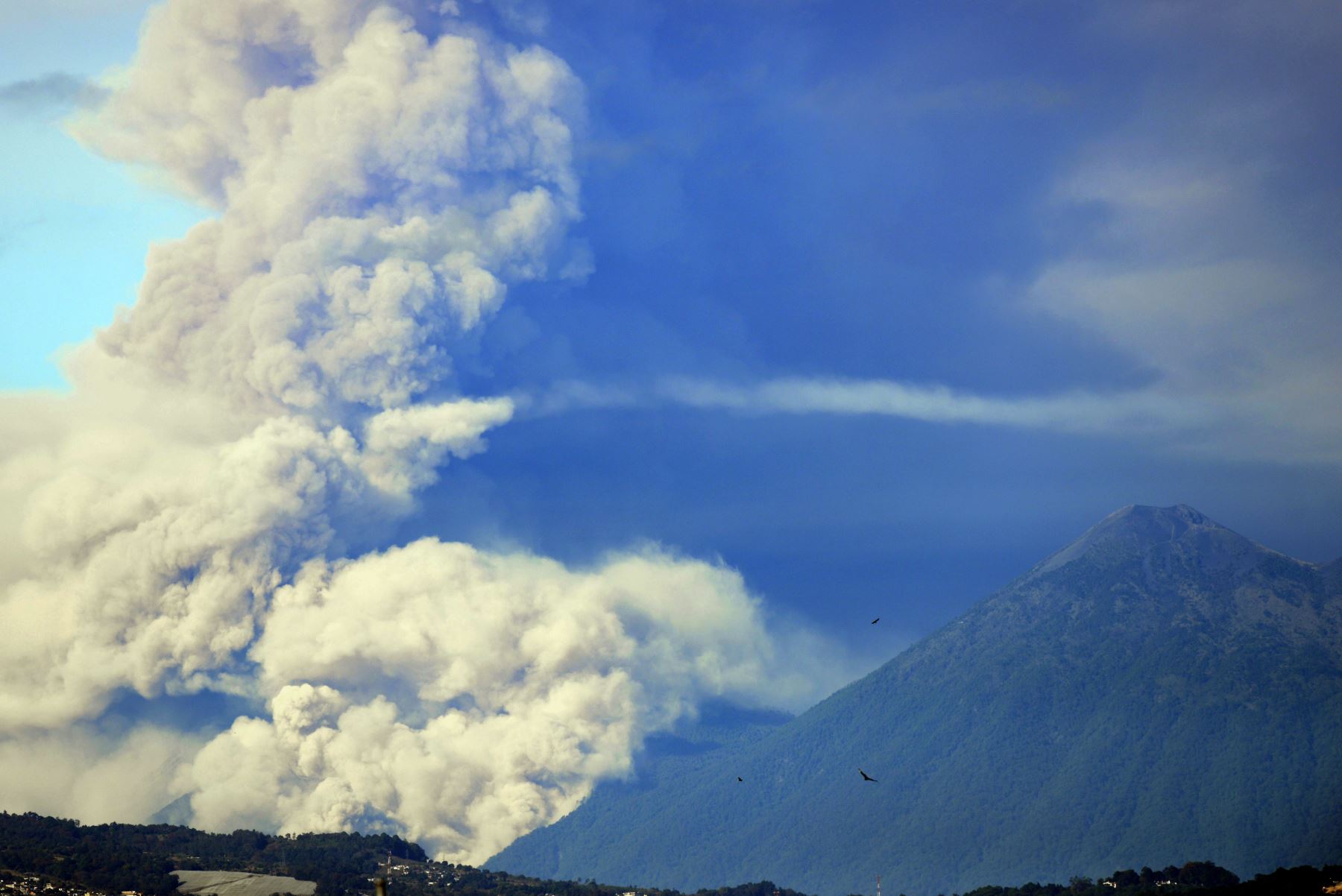 Volcán de Fuego arrojando ceniza cerca de Guatemala. Foto: AFP