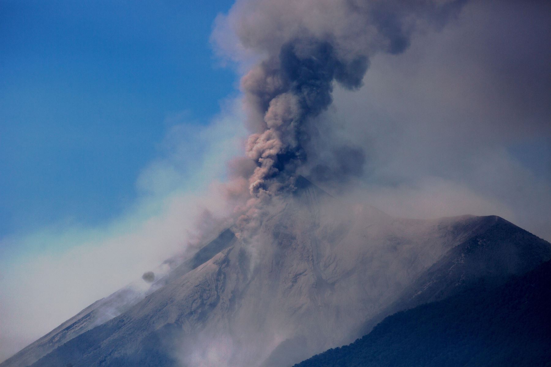 Volcán de Fuego entró en erupción. Foto: EFE