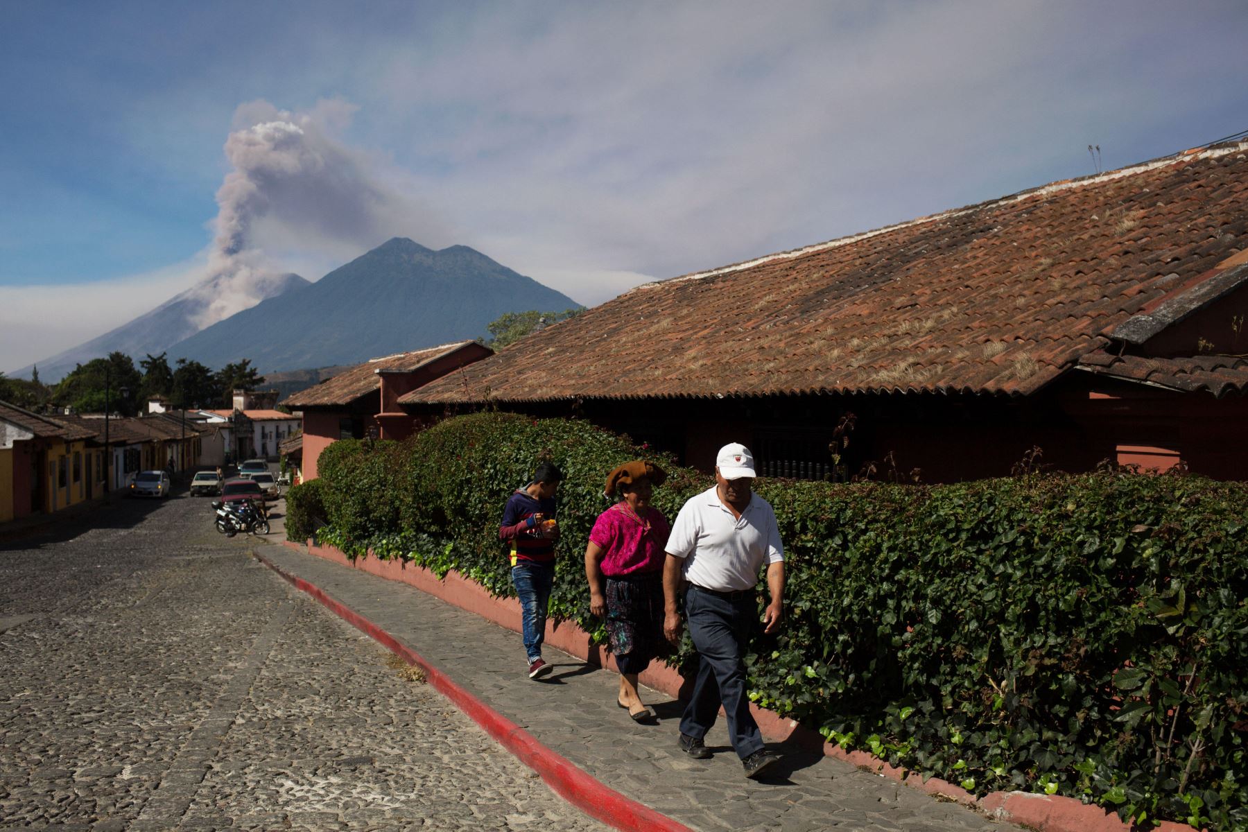 Pobladores de zonas vecinas al volcán. Foto: EFE