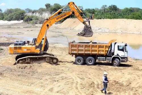 Los trabajos de limpieza y encauzamiento en el tramo II del río Tumbes, en los frentes de Plateros, La Peña y Vaquerías, se reanudaron tras haberse suspendido la semana pasada por el incremento de caudal debido a las lluvias y al fenómeno de marea alta, informó el Ministerio de Agricultura y Riego (Minagri). ANDINA/Luis Iparraguirre