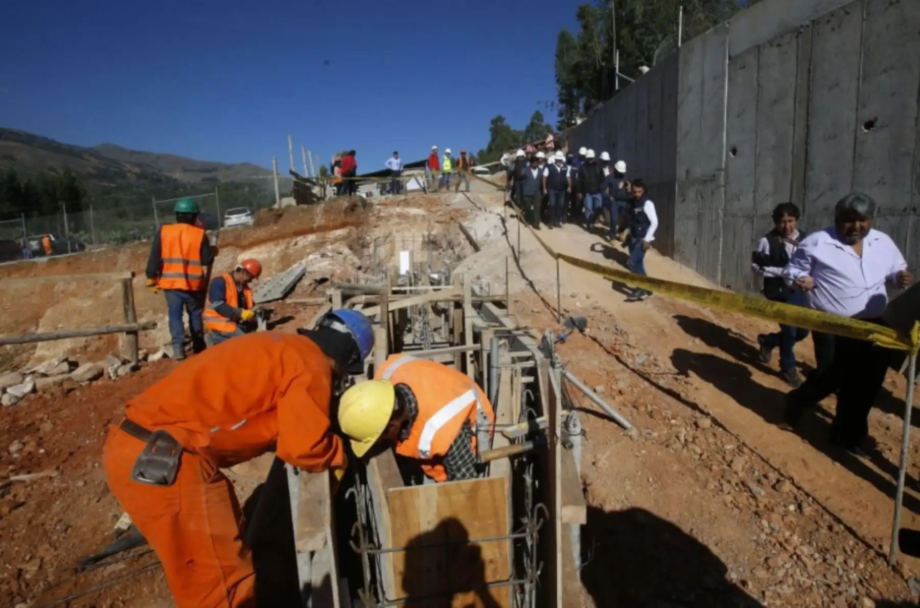 El ministro de Vivienda, Construcción y Saneamiento, Carlos Bruce, anunció hoy que en los próximos años se invertirán 400 millones de soles para elevar de 71% a 98% la cobertura de agua potable y alcantarillado en las zonas rurales de la región Cajamarca.