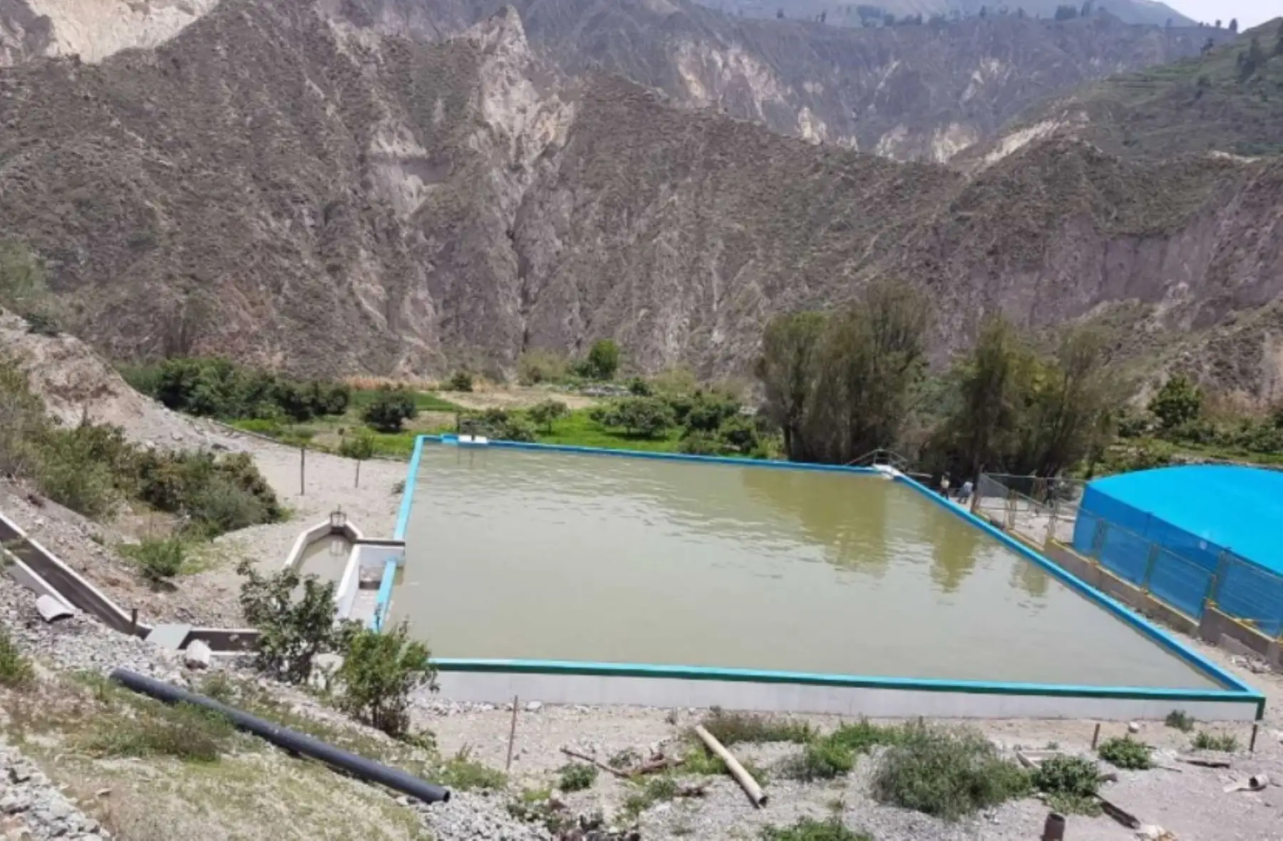 Los pobladores de los distritos San Cristóbal y Cuchumbaya, en la provincia de Mariscal Nieto, región Moquegua, celebraron el 74 aniversario de su creación política con la inauguración de dos importantes obras realizadas por el Ministerio de Agricultura y Riego, a través de Agro Rural, para asegurar la irrigación de 150 hectáreas de cultivo.