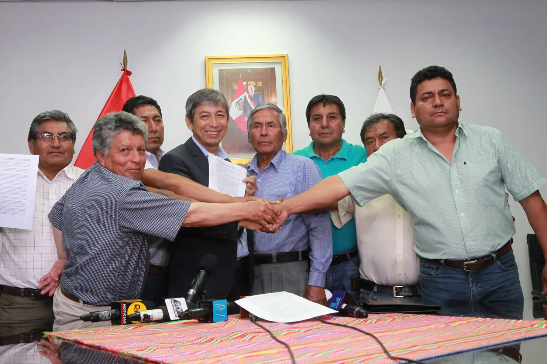 Ministro de Agricultura José Arista y los representantes de la Comision Nacional de Productores de Papa CONAPROPA llegan a un acuerdo. Foto: ANDINA/Dante Zegarra.