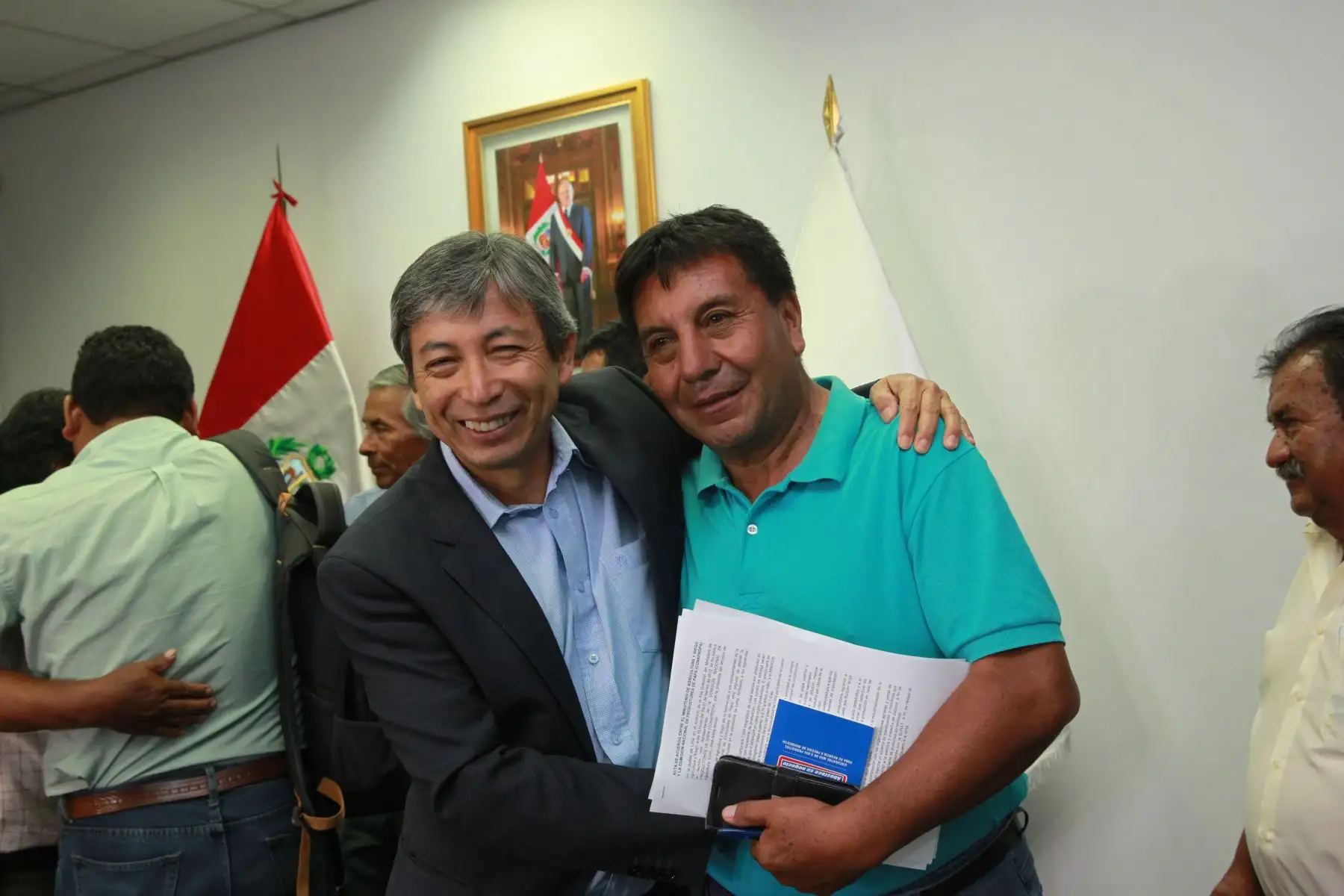 Ministro de Agricultura José Arista con Francisco Lazo  representante de la Comision Nacional de Productores de Papa CONAPROPA Junin llegan a un acuerdo. Foto: ANDINA/Dante Zegarra.