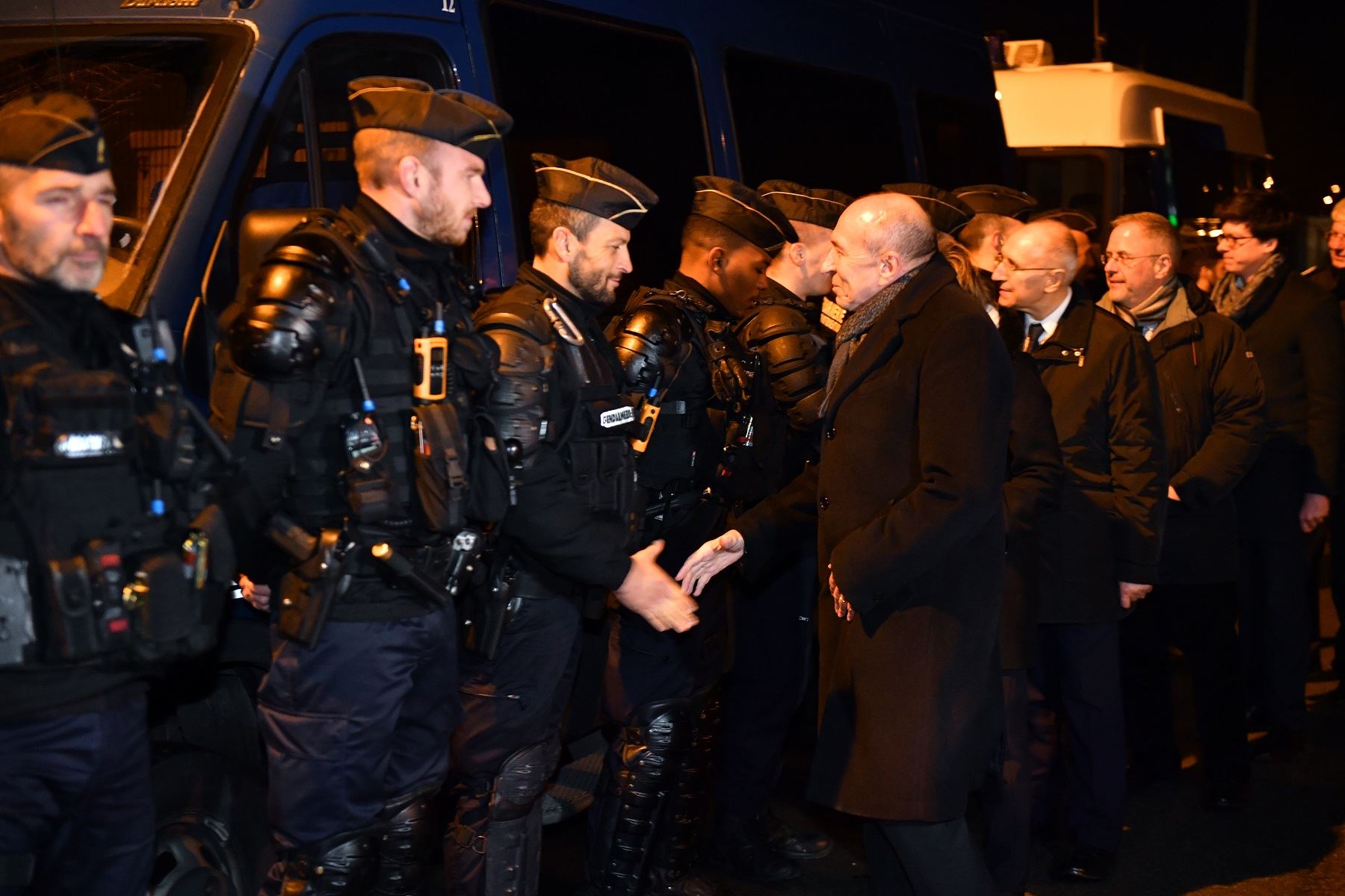 Ministro del Interior de Francia, Gerard Collomb, saluda a las fuerzas policiales en el puerto de Calais, tras los enfrentamientos entre migrantes. Foto: AFP.