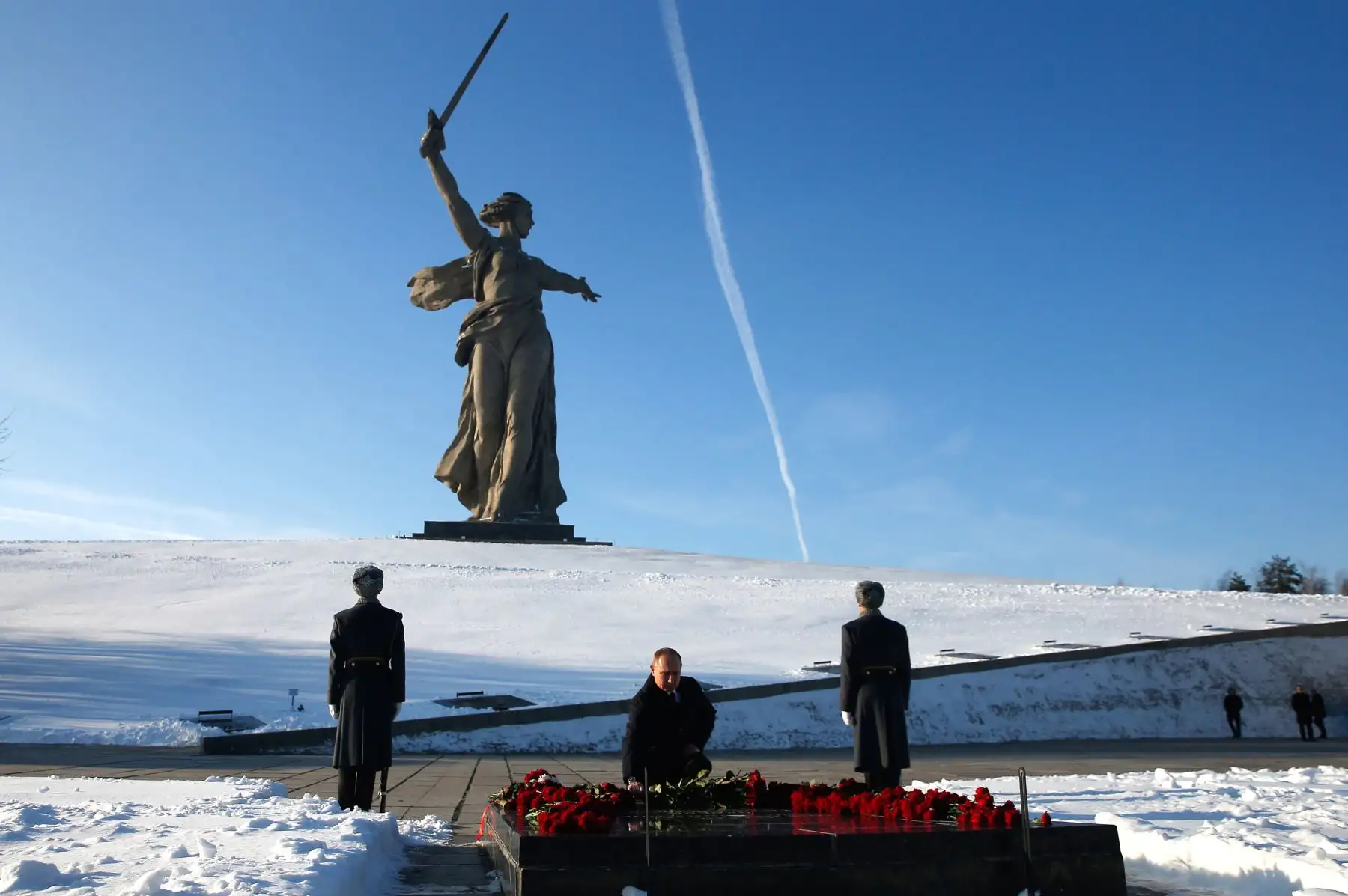 El presidente ruso, Vladimir Putin, celebra los 75 años de la victoria de la Unión Soviética en el monumento Mamayev Kurgan en Stalingrado durante la Segunda Guerra Mundial. Foto: AFP