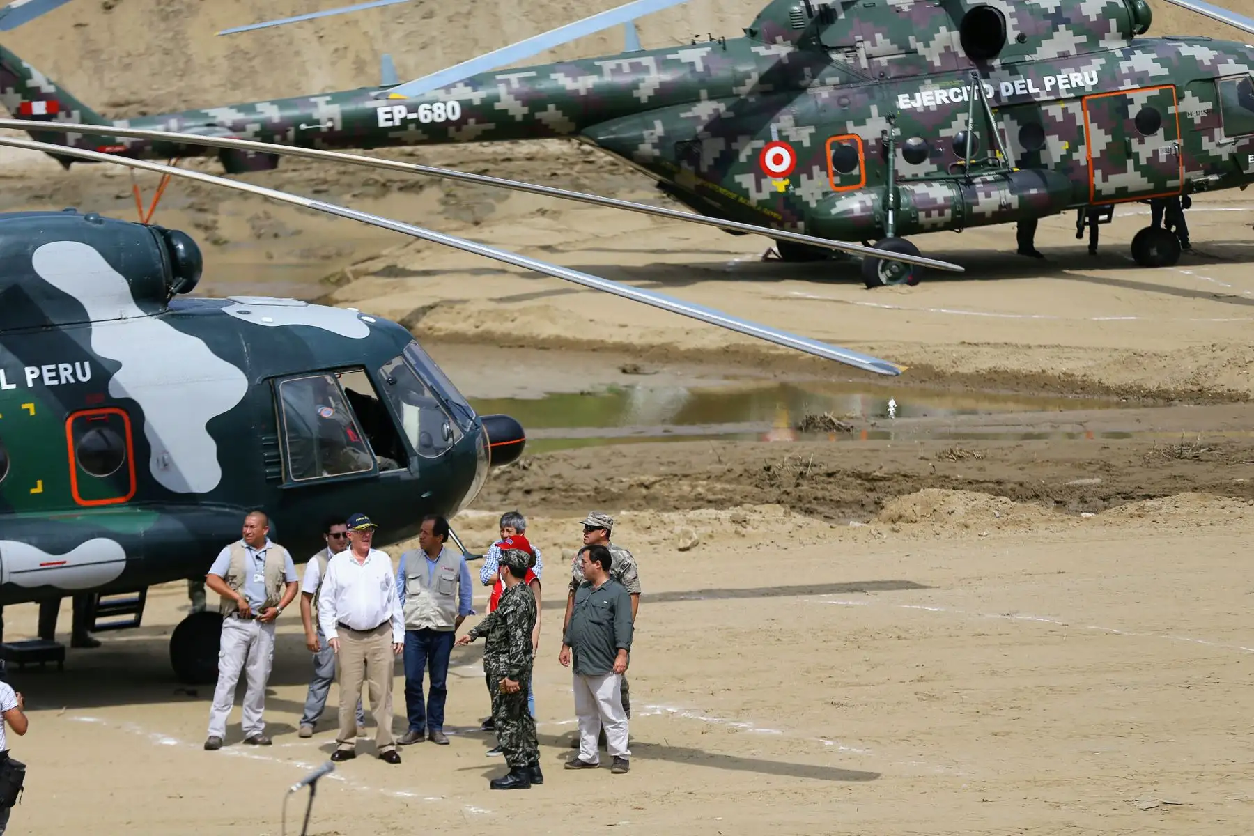 TUMBES PERÚ - FEBRERO 02. El Presidente de la República, Pedro Pablo Kuczinski, inspecciona los avanves en la descolmatación del río Zarumilla de la región Tumbes. Foto: ANDINA/Luis Iparraguirre