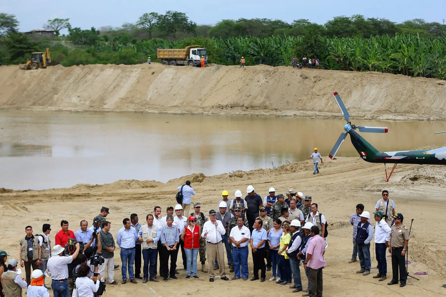 TUMBES PERÚ - FEBRERO 02. El Presidente de la República, Pedro Pablo Kuczinski, inspecciona los avanves en la descolmatación del río Zarumilla de la región Tumbes. Foto: ANDINA/Luis Iparraguirre