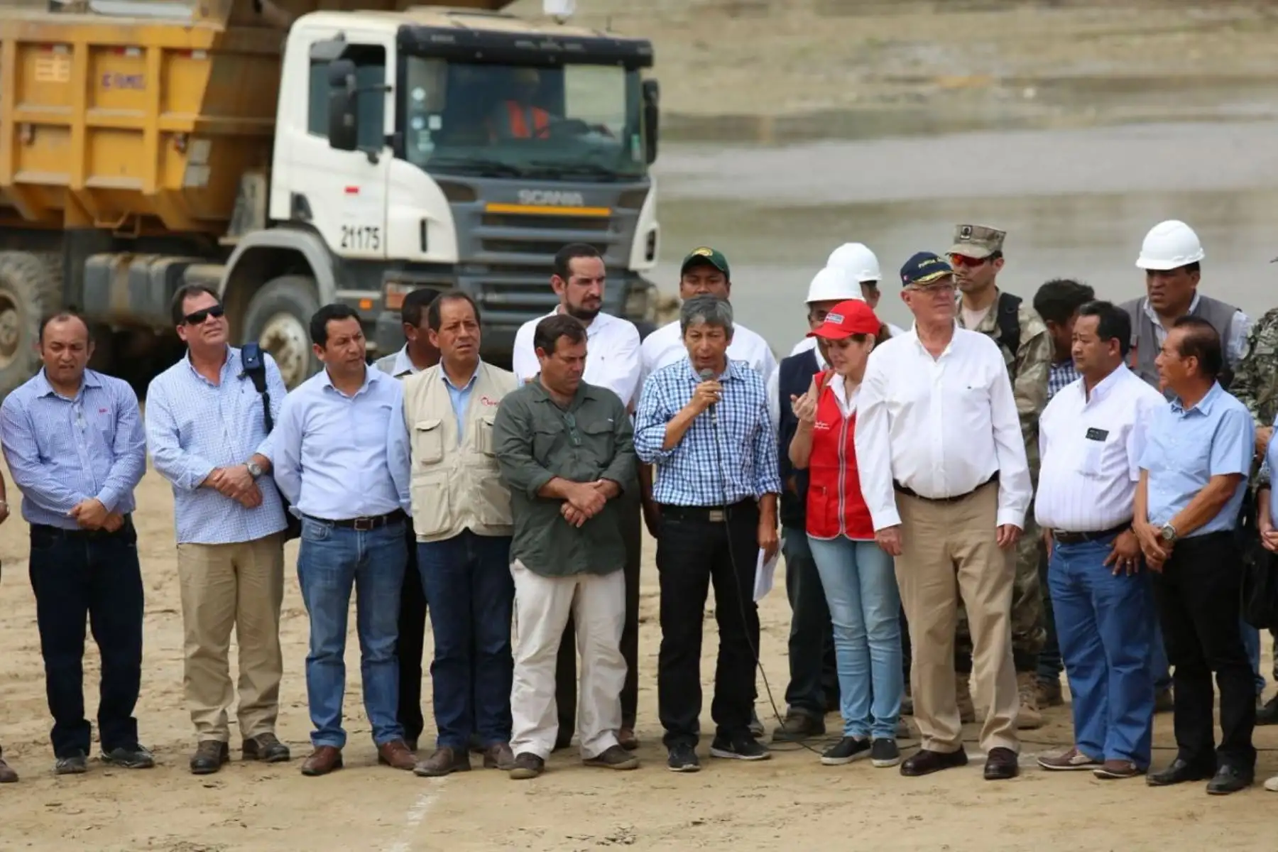 Los trabajos de descolmatación y encauzamiento en el río Zarumilla, en la región Tumbes, protegen más de 8,000 hectáreas de cultivos y benefician a unos 30,000 habitantes de manera directa e indirecta, destacó hoy el ministro de Agricultura y Riego, José Arista.