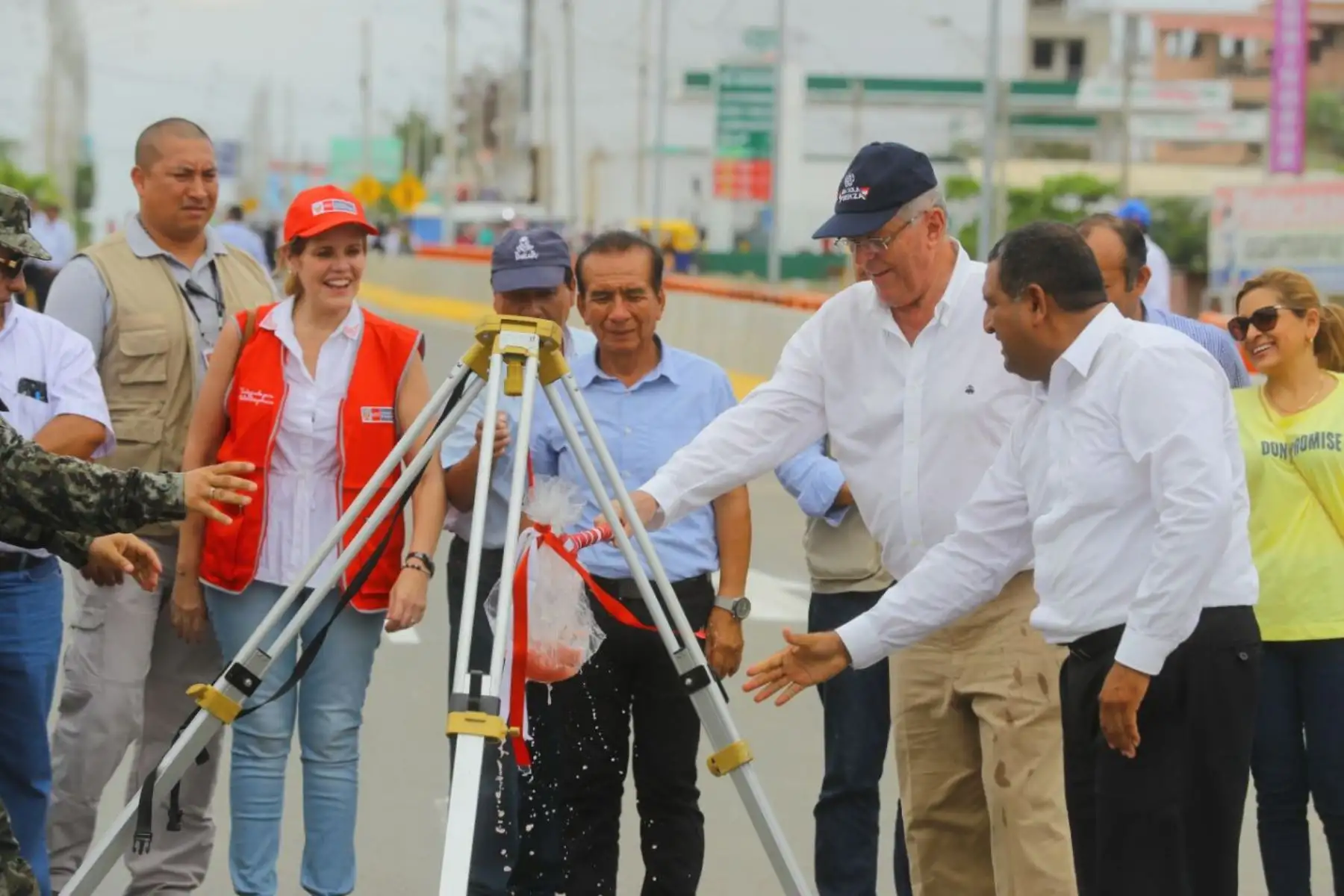 TUMBES PERÚ - FEBRERO 02. El Presidente de la República, Pedro Pablo Kuczynski, inaugura nuevo tramo del puente Héroes del Cenepa en la región Tumbes. Foto: ANDINA/Prensa Presidencia