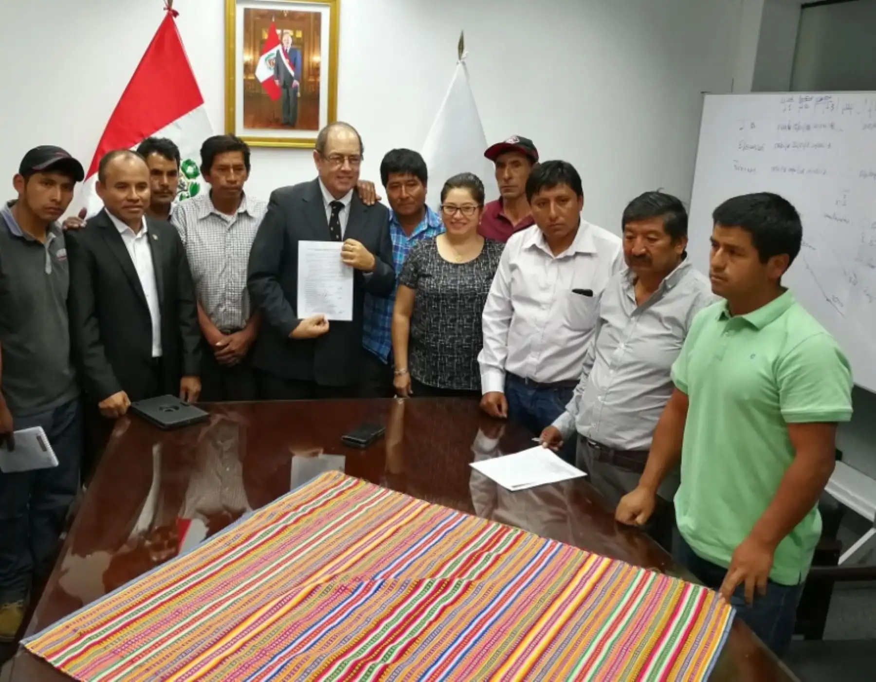 El Ministerio de Agricultura y Riego (Minagri) suscribió hoy un acuerdo con los productores de papa de la provincia de Tarma, en la que se compromete a comprar el excedente de producción en esa zona del país en los próximos siete días, mientras que los agricultores se comprometen a levantar el paro que venían protagonizando.