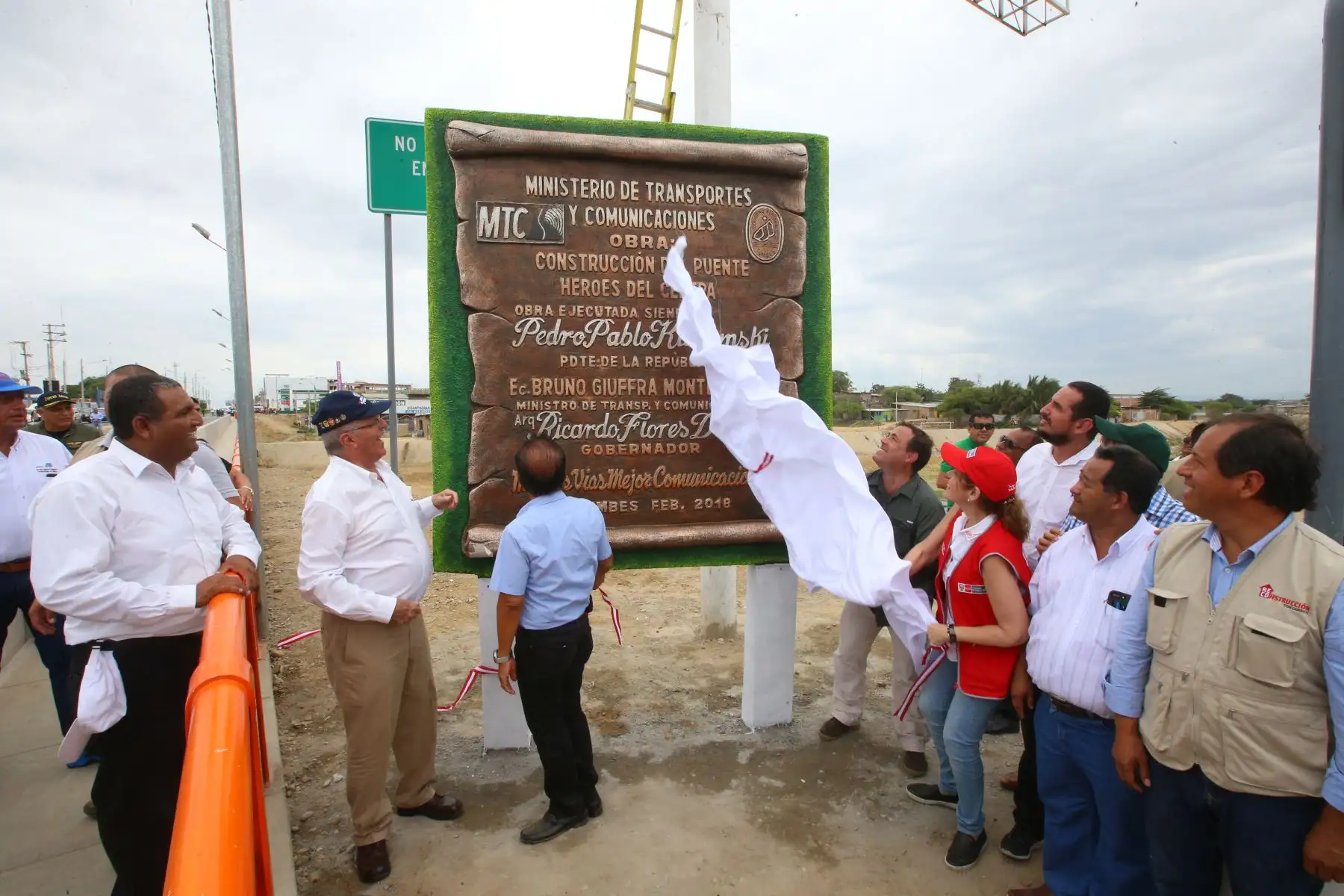 TUMBES PERÚ - FEBRERO 02. El Presidente de la República, Pedro Pablo Kuczynski, inaugura nuevo tramo del puente Héroes del Cenepa en la región Tumbes. Foto: ANDINA/Prensa Presidencia